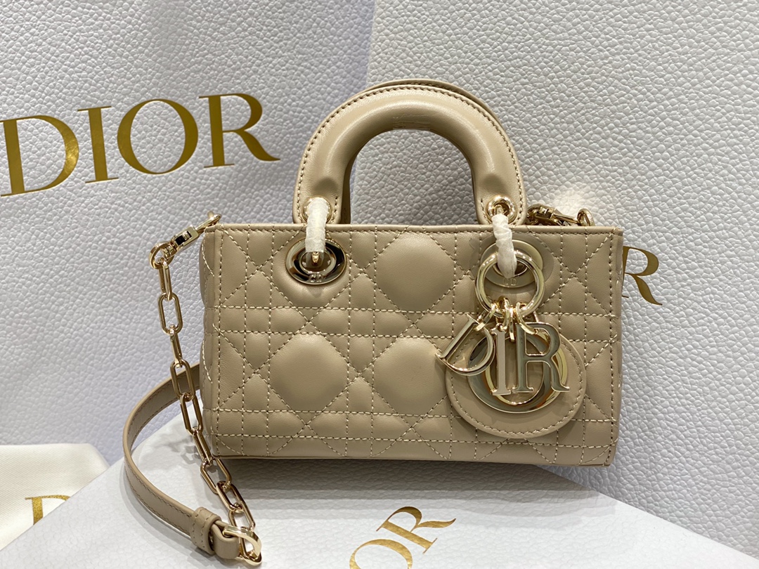 迪奥Dior顶级进口原厂羊皮横款戴妃包超迷你ladyd-joy奶茶色这款LadyD-Joy手袋诠释了Di