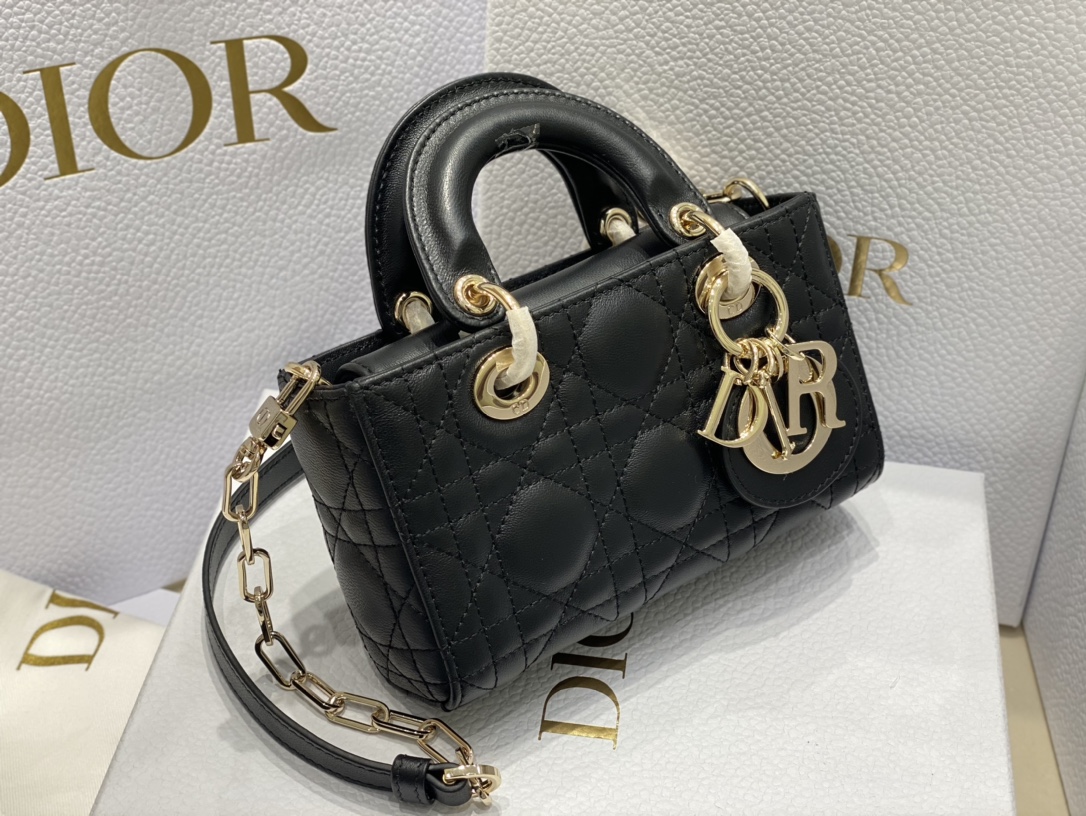 迪奥Dior顶级进口原厂羊皮横款戴妃包超迷你ladyd-joy黑色这款LadyD-Joy手袋诠释了Dio