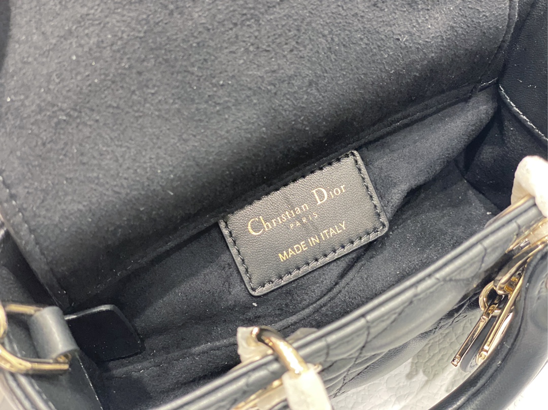 迪奥Dior顶级进口原厂羊皮横款戴妃包超迷你ladyd-joy黑色这款LadyD-Joy手袋诠释了Dio