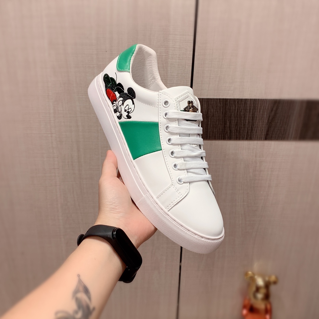 I0  Gucci  古奇   最新爆款休闲鞋，顶端品牌奢侈～代购，顶级～质量。专柜同卖产品鞋面選用进口透气牛皮搭配材质透气猪皮内里精细做工。原版个性时尚柔软橡膠耐磨防滑大底，上脚轻巧舒适，实物拍摄實物更好看，103广州码: 38-44。2色入选