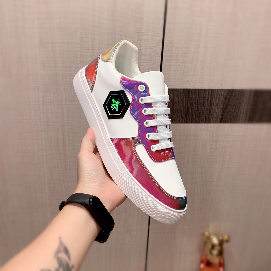 I0  Gucci  古奇   最新爆款休闲鞋，顶端品牌奢侈～代购，顶级～质量。专柜同卖产品鞋面選用进口透气牛皮搭配材质透气运动内里精细做工。原版个性时尚柔软橡膠耐磨防滑大底，上脚轻巧舒适，实物拍摄實物更好看，103广州码: 38-44。2色入选