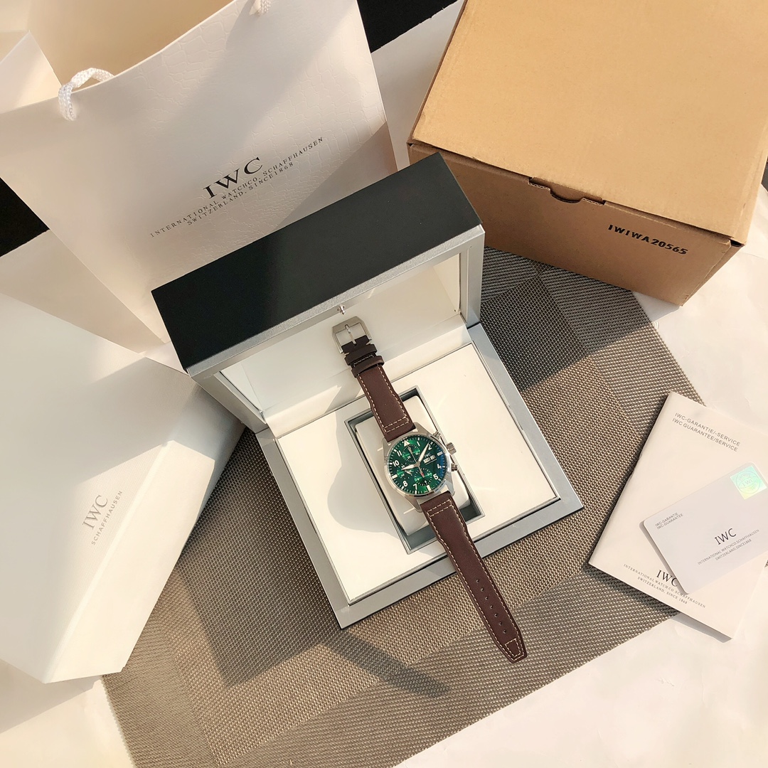 NO:143092,IWC Pilot's new IW388101/IW388103, the watch is made of stainless steel, with mature workmanship, clear lines and three-dimensional, harmonious colors, and very versatile. Compared with the previous pilots, the new timepiece size has been reduced to 41 size, which is more in line with the gold size of modern men's watches. The dial design continues the pilot's classic cockpit instrument panel style. The new transparent bottom design adopts a self-produced 69385 automatic winding mechanical movement. After the chain is fully loaded, it can provide the watch with 46 hours of power reserve. The double-layer light blue anti-vertigo coating can be read clearly. The classic appearance of the previous work, blue and green, is definitely the most popular this year., iwc, gold19860909IWC万国飞行员新款IW388101/IW388103,腕表采用精钢材质表壳,做工成熟,线条清晰而富有立体感,颜色搭配和谐,非常百搭.与之前的飞行员相比,新款时计尺寸缩小到41尺寸,更加符合现代男表的黄金尺寸,表盘设计延续飞行员经典的驾驶舱仪表盘风格,全新透底设计采用改自产69385型自动上链机械机芯,上满链后能为腕表提供46小时动力储存,双层浅蓝色防眩晕镀膜更能清楚的读时,延续的前作的经典外观蓝色与绿色作为今年的大热门,绝对是最具万国气质的腕表,,iwc,gold,Watch