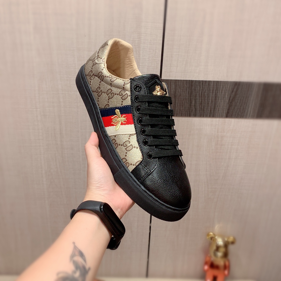 I0  Gucci  古奇   最新爆款休闲鞋，顶端品牌奢侈～代购，顶级～质量。专柜同卖产品鞋面選用进口透气牛皮搭配材质透气猪皮内里精细做工。原版个性时尚柔软橡膠耐磨防滑大底，上脚轻巧舒适，实物拍摄實物更好看，103广州码: 38-44。