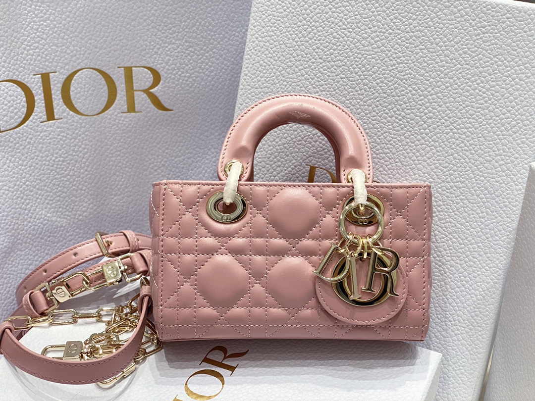 迪奥Dior顶级进口原厂羊皮横款戴妃包超迷你ladyd-joy复古粉这款LadyD-Joy手袋诠释了Di