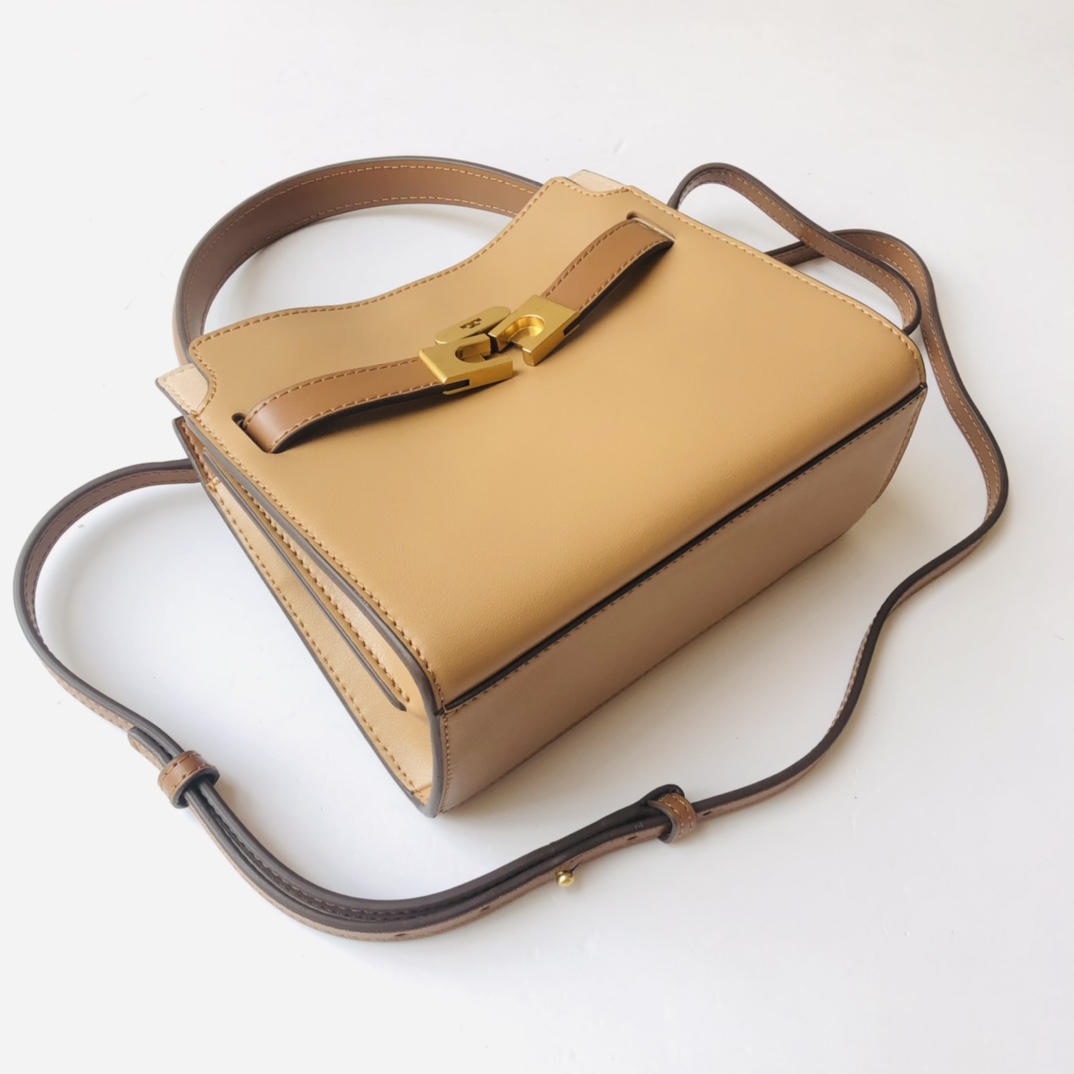 Tory Burch ～编号334mini号 这是棕色