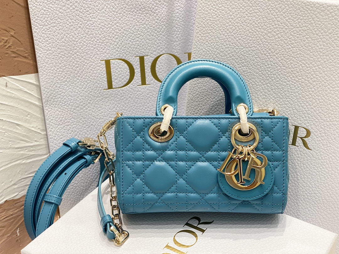 迪奥Dior顶级进口原厂羊皮横款戴妃包超迷你ladyd-joy天蓝色这款LadyD-Joy手袋诠释了Di