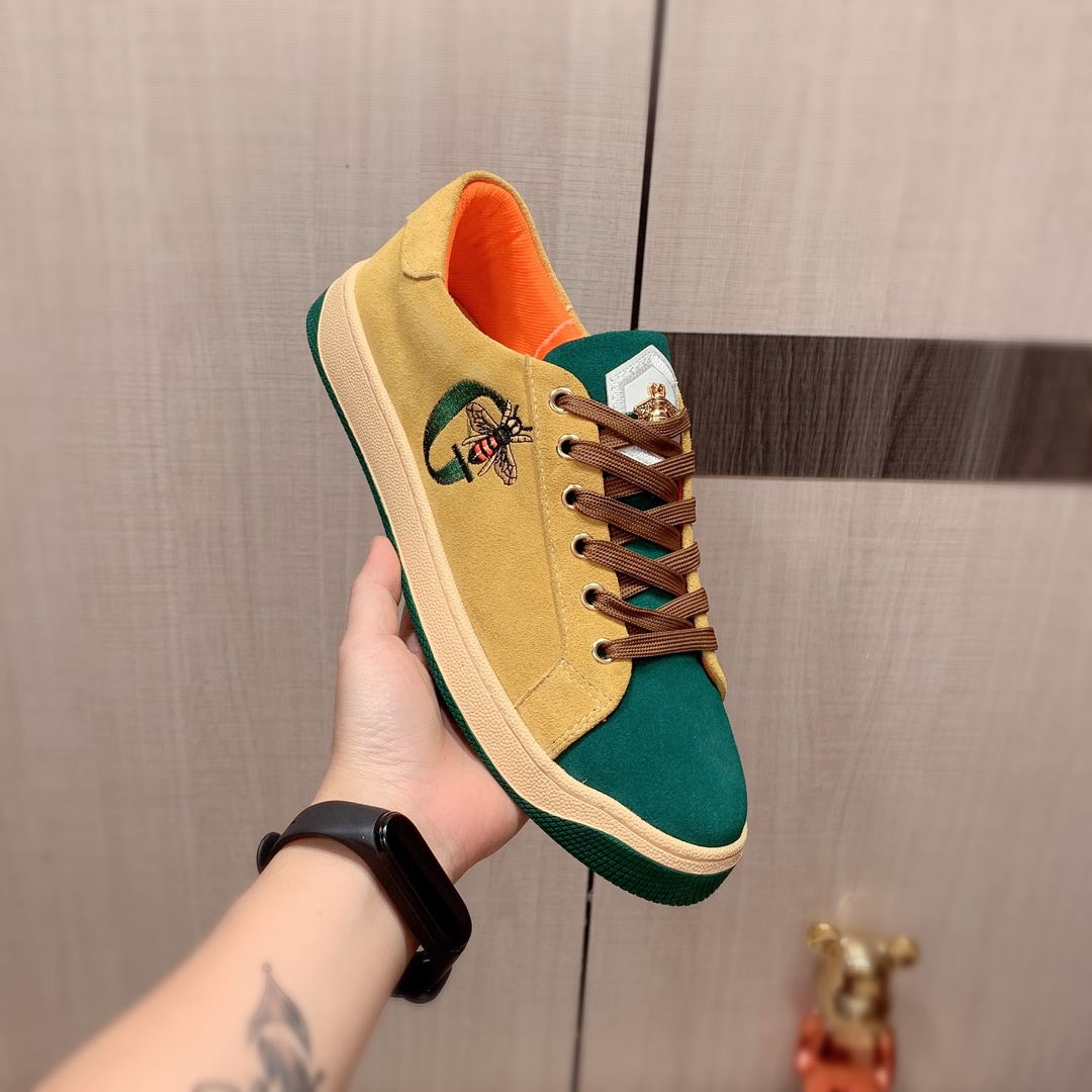 I0  Gucci  古奇   最新爆款休闲鞋，顶端品牌奢侈～代购，顶级～质量。专柜同卖产品鞋面選用进口透气磨砂皮搭配材质透气运动内里精细做工。原版个性时尚柔软橡膠耐磨防滑大底，上脚轻巧舒适，实物拍摄實物更好看，103广州码: 38-44。2色入选