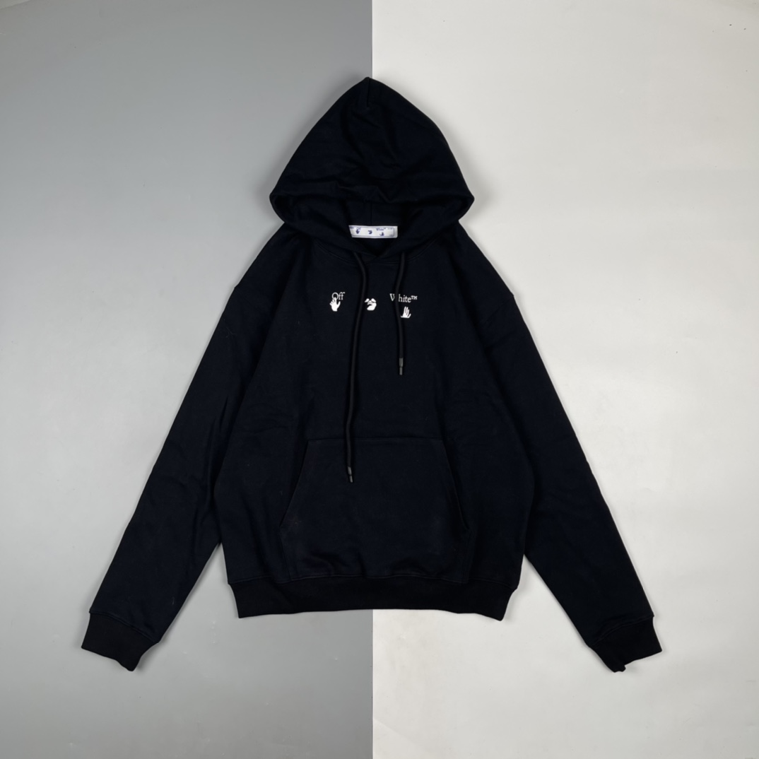 价260 OFF WHITE CO VIRGIL 21FW 熔岩箭头印花连帽卫衣 面料定织定染 420G毛圈全棉 布面丝滑质感 成衣水洗预缩处理不掉色不缩水 印花采用日资MIMAKI印花机作业 不起边无毛边 一共8套网版撞色非常难调 前片丝网印140网目 非常细很容易堵版 难点在于做数码是半镂空的白底 为了达到原底色黑色纯黑且偏薄的效果 黑色底色部分不可以上白色数码打底白 凸显出非黑色部分的立体感 如果做统一白底完全丢失了原印花立体视觉 导致调色非常困难 曲线要考虑白色打底和镂空部分的问题 只能抠图做曲线调图 口袋偏大覆盖印花部分 帽绳硅胶印花 0色差定染帽绳以及面料螺纹 洗标也是按照原版的字体找公司订做 辅料部分依旧采用全线正确辅料 长方形梭织领标设计 把之前的立体硅胶手感字体取消改为全梭织领标 领标部分可以看到荧光色字体 五联硅胶吊牌 三联水洗标以及包装线依旧 SIZEXS S M L