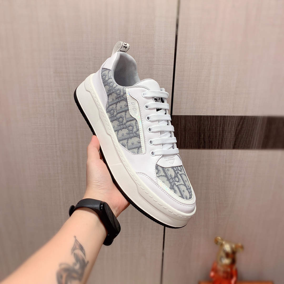 I5 迪奥 Dior  最新爆款休闲鞋,顶端品牌奢侈～代购,顶级～质量.专柜同卖产品鞋面選用进口透气牛皮搭配布面料材质透气运动内里精细做工.原版个性时尚柔软橡膠耐磨防滑大底,上脚轻巧舒适,实物拍摄實物更好看,广州码: 38-44.2色入选