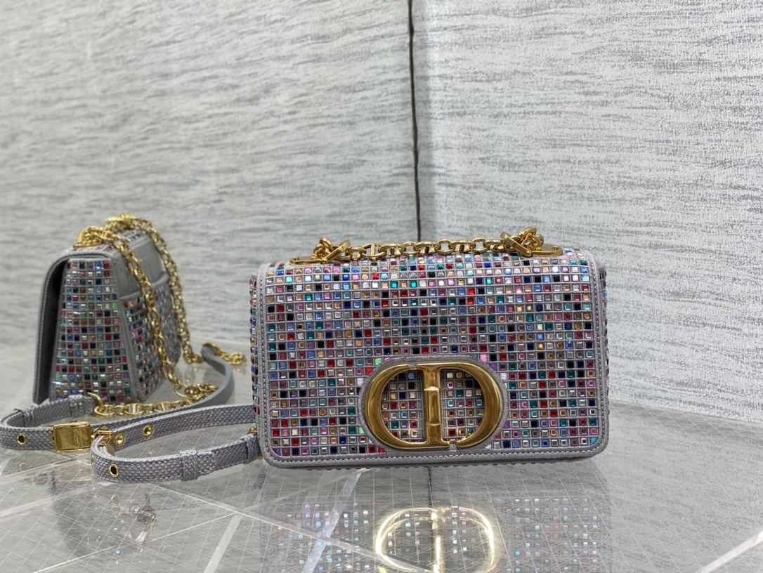 ¡¡En stock‼️ El último Caro bag de la tienda de ladrillos en gris con bordado y diamantes de colores, hecho con trabajo…