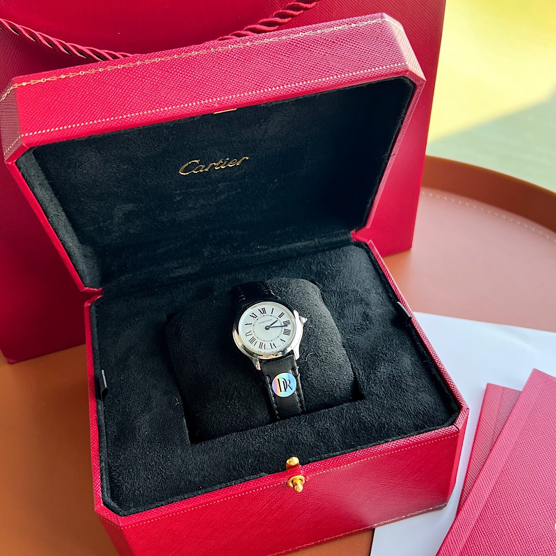 新品预售 17号出货 Cartier卡地亚Ronde Must系列石英腕表！全新Ronde Must系列腕表，承袭经典圆形造型以更流畅的表壳，与更精致的表盘设计焕美新姿瞩目回归！焕新表盘：表圈更为丰盈圆润、银色喷砂表盘配备分秒轨与压纹装饰！简约典雅，隽永不凡。别致表冠：镶嵌一颗凸圆形合成尖晶石！精巧雅致，彰显腕表风范。表盘直径：大号36mm、小号29mm。表盘厚度：大号7.89mm、小号7.54mm。机芯一律采用瑞士进口朗达机芯，并覆盖与ZP一致的机芯甲板！原装1:1开模，专注卡地亚，DR与你同行！