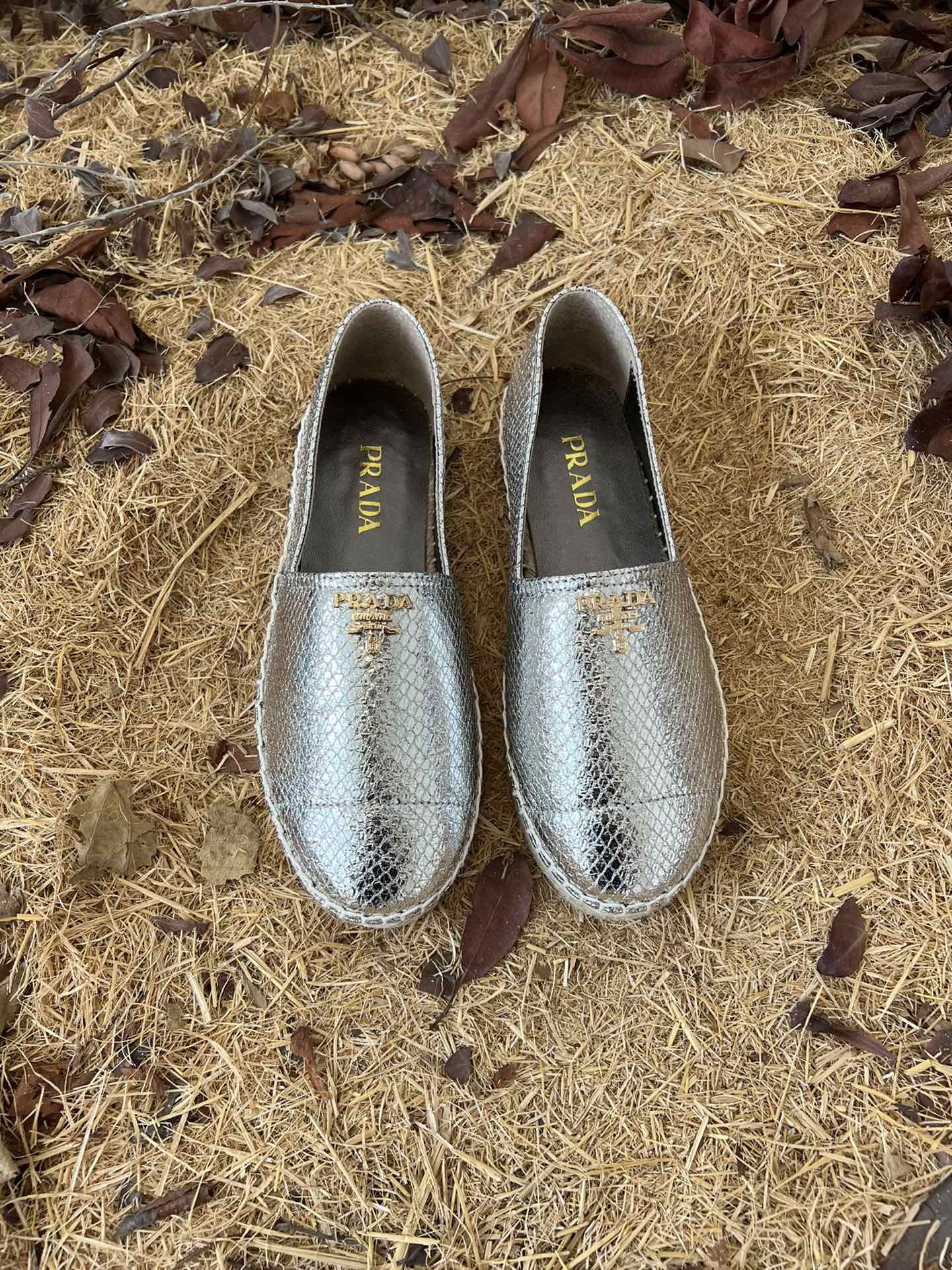 NO:221420,(New product) Prada Prada snake pattern flat-soled casual straw woven shoes. ·Shoe upper Napa sheepskin material ·Classic logo logo ·Hemp fiber midsole ·Tread pattern rubber outsole ·Size 35-41, fisherman's shoes, prada, prada, espadrilles, espadrilles, sheepskin19860909（新品） Prada普拉达 蛇纹平底休闲草编鞋. ·鞋帮纳帕羊皮材质 ·经典logo徽标 ·麻纤维中底 ·胎面花纹橡胶大底 ·码数35-41,渔夫鞋,prada,prada,espadrilles,espadrilles,sheepskin,Women's Shoes
