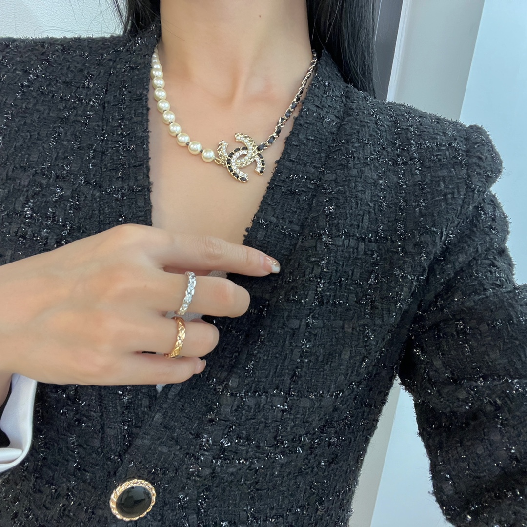 新款☑️CHANEL香奈儿双c黑皮绳珍珠项链