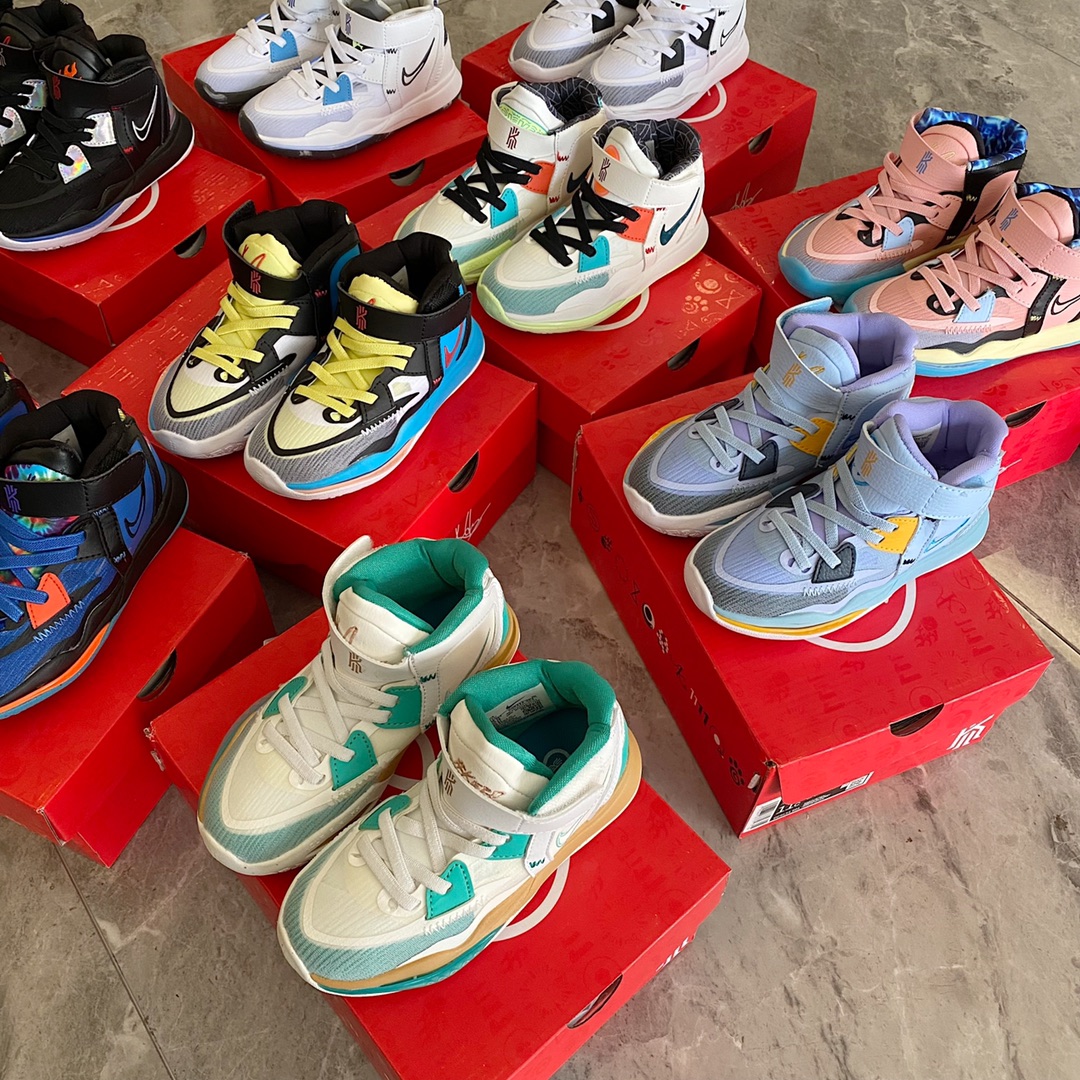 ~ 实拍｜配色很干净，很清爽，日常搭配运动风休闲风都可以。很百搭，上脚很舒服，包裹性很好，送给热爱篮球的小朋友礼物，是个不错的选择😝-选品中心