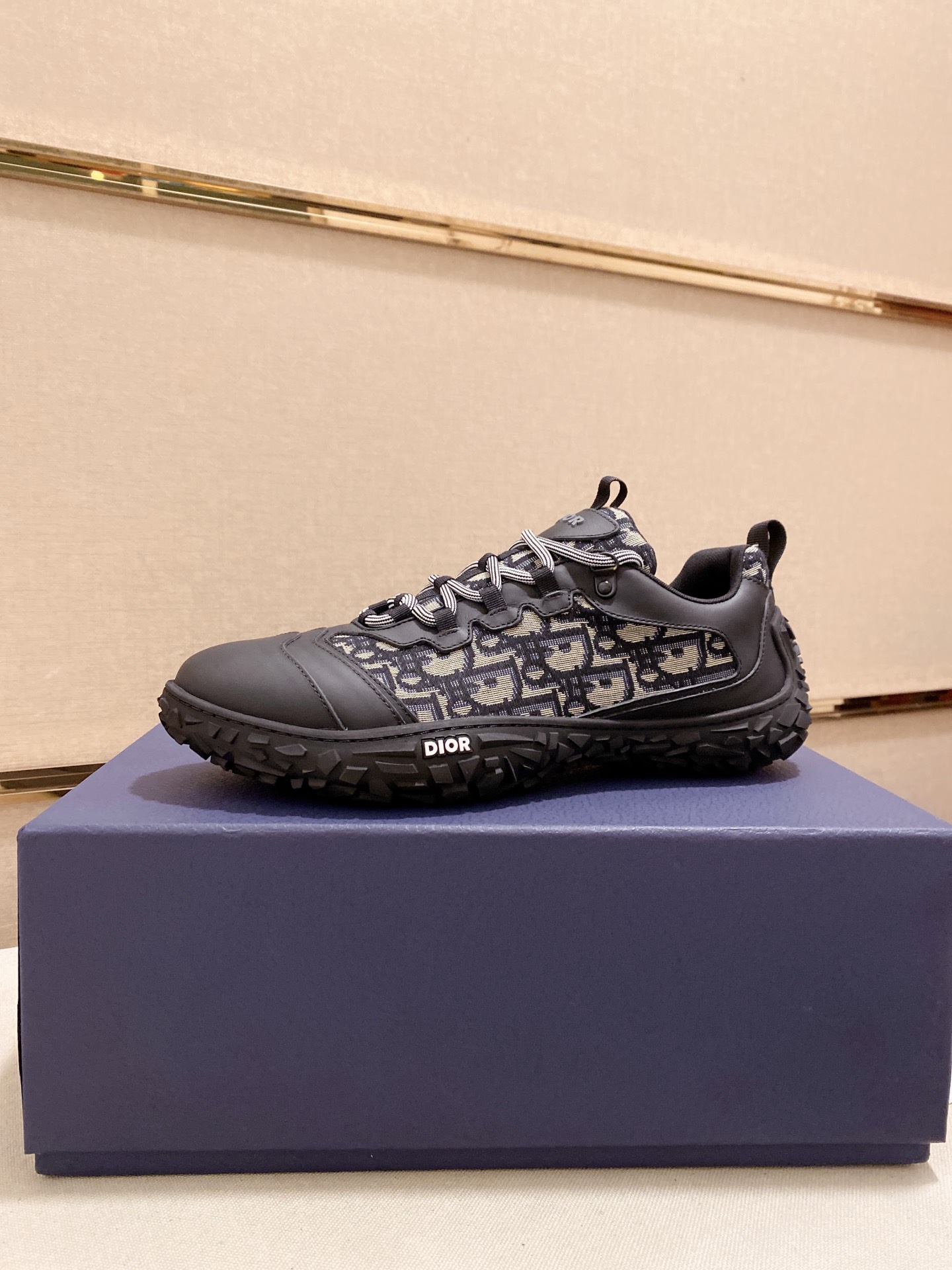 J5 DIOR 新潮百搭 注定是引爆主流的超级单品 鞋面：采用独家定制丝绸牛皮跟原版布料拼接迪奥 Dior 品牌专用LOGO标大底：独家私模与原版一致生/橡胶组合大底立体凸小LOGO上层包原版1比1麻绳内里：牛皮内里.原版垫脚．配置专柜包装,SlZE: 38-44可定做45.46.