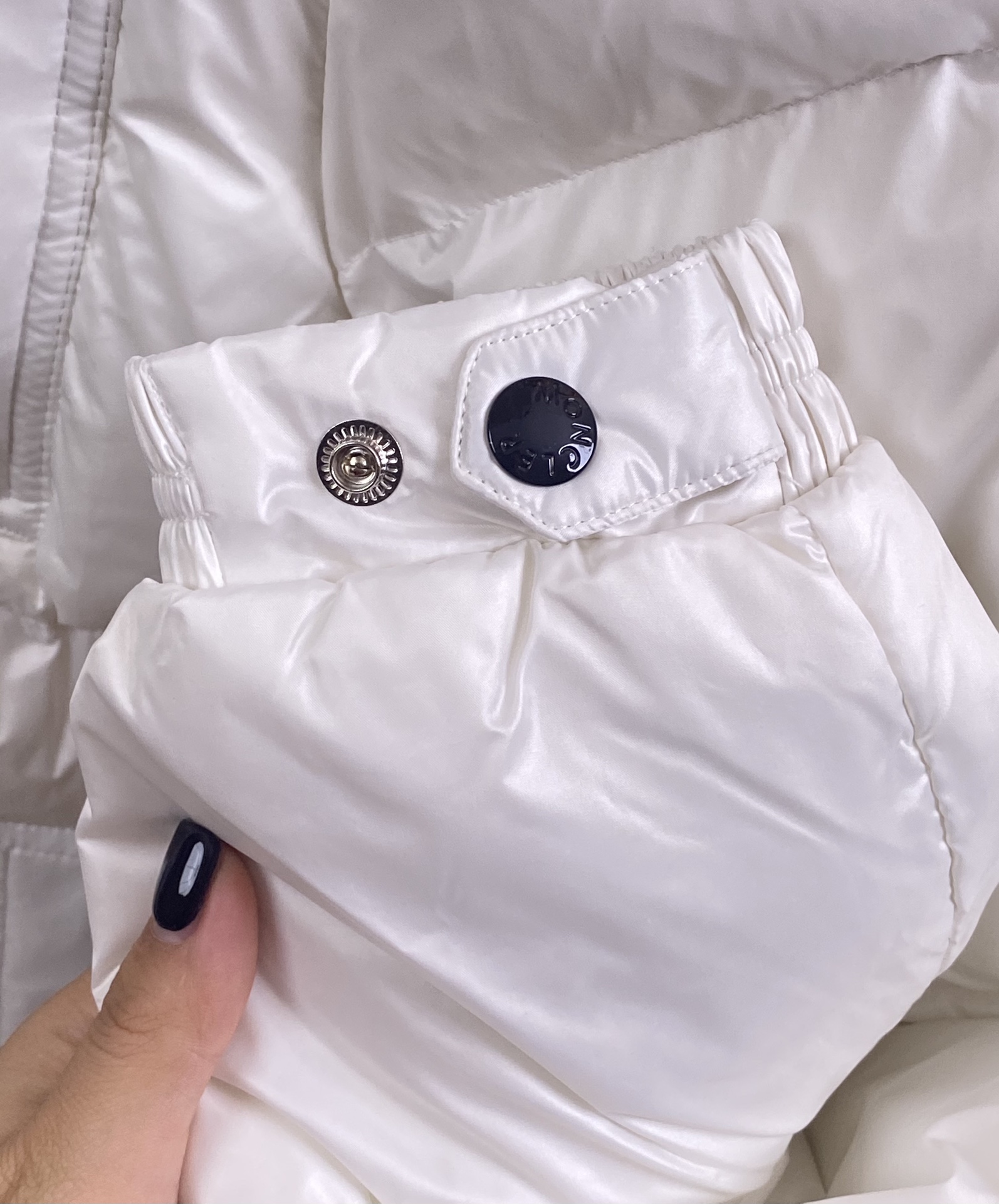 Moncler 蒙口 男款羽绒服 防風手袖付き 保暖性抜群