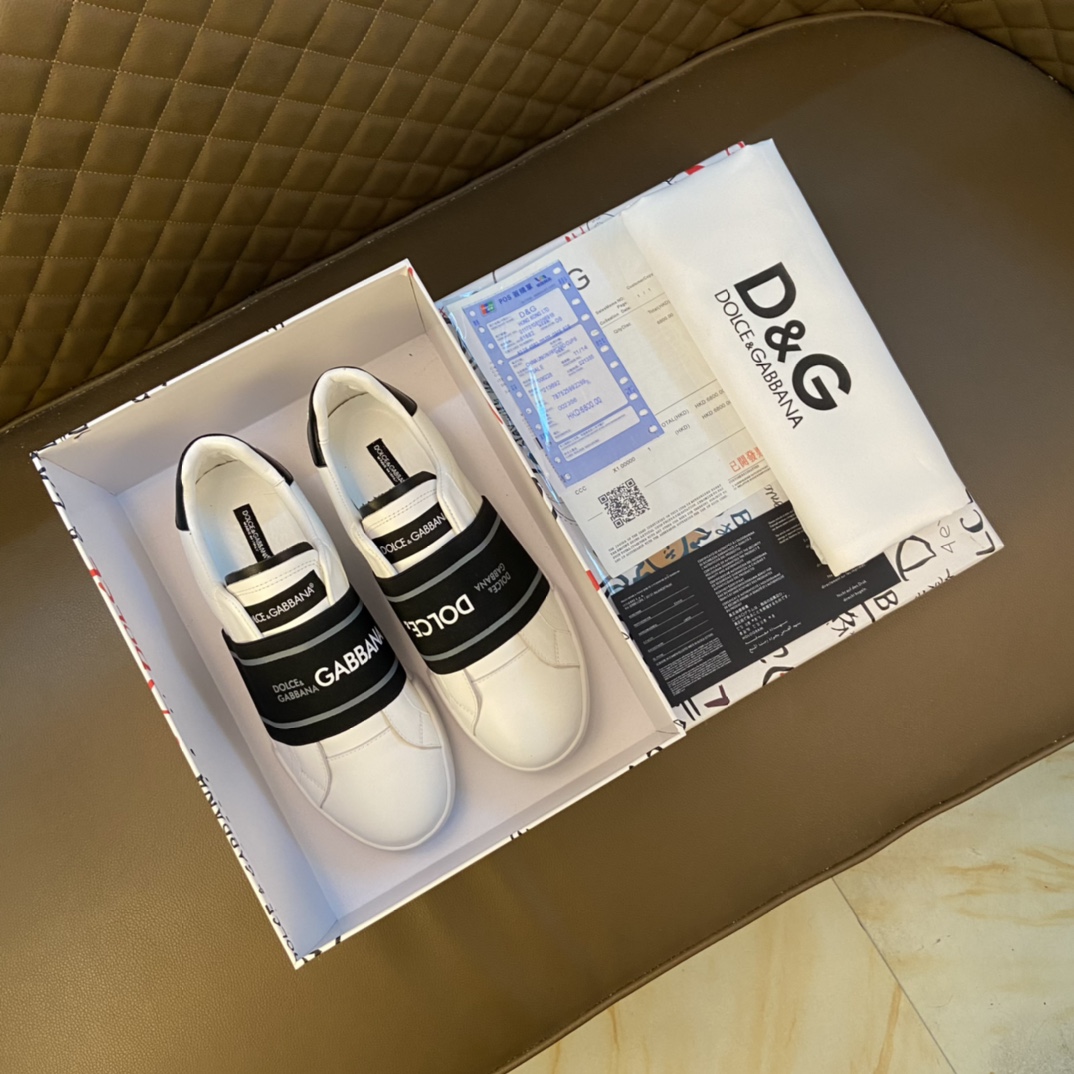 I0 DOLCE&GABBANA 杜嘉班纳 高版本～春夏运动款DG专柜跑步休闲鞋 男士2022专柜同步发售,意大利进口原版品牌精选头层柔软原版材料 拒绝脱色磨脚鞋底：原厂特供原版底,鞋面原单复刻纹路.法国套脚懒人风格设计 DG鞋面纹路 原单品质 超舒服原版底 .实物拍摄实物更赞 适合户外司机驾车完美 高品质板鞋,男鞋码数：38-44 45码 黑色 白色 选