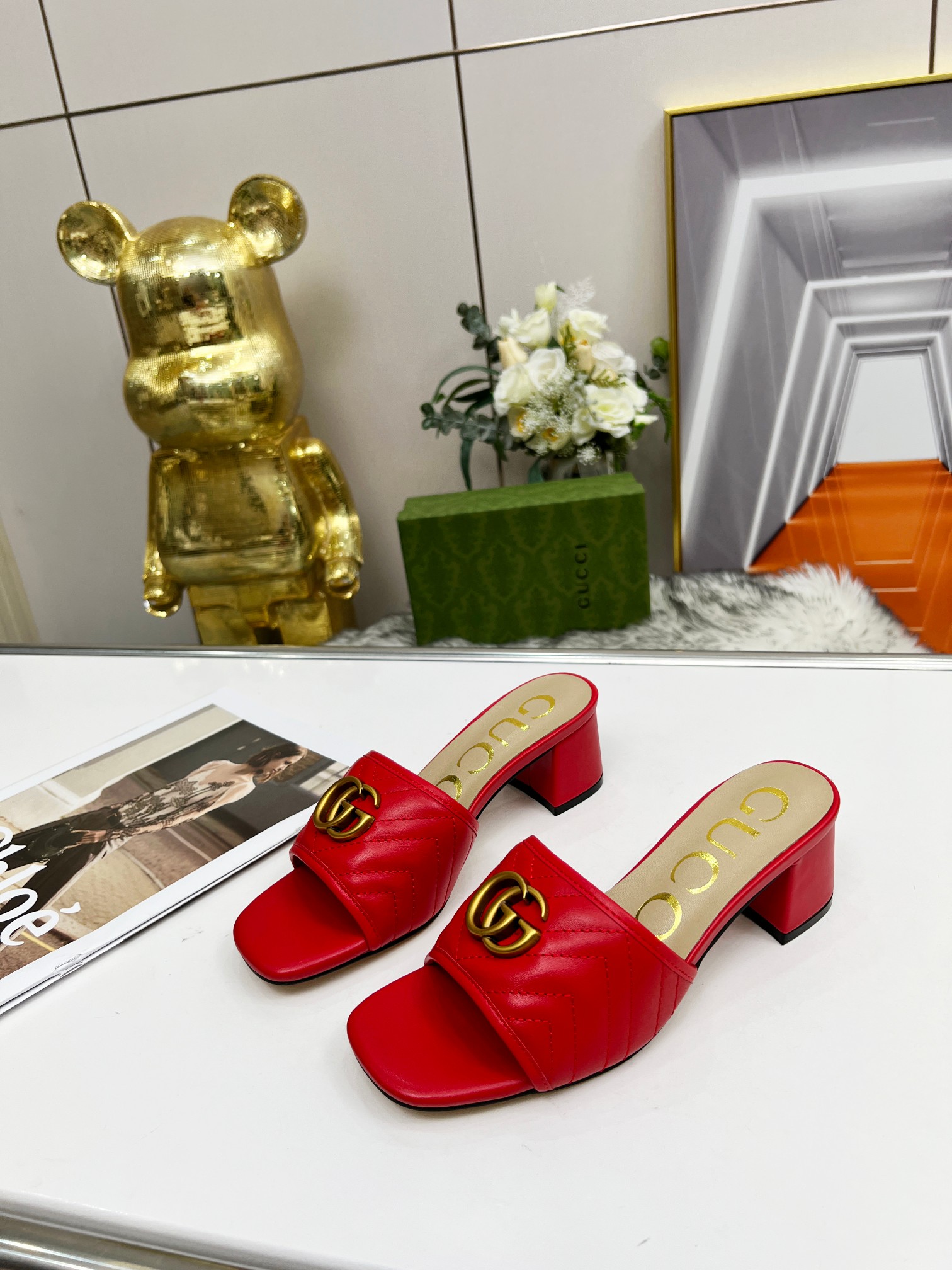 NO:238322,Rubber sole rice, genuine leather sole rice, Guqi's latest hit product is on the market. The original counter shoe mold is carefully crafted, the most popular luxury product of big brands, high quality to create classics, and a mid-heel slipper that is very comfortable to try. Material Fabric cowhide, inner layer of sheepskin. Size 35-44. Heel height 5CM, high heels, slippers, cowhide, sheepskin19860909橡胶底米 真皮底米 古奇最新爆款火爆上市.专柜原版鞋开模精心制作,大牌明星最爱的奢侈品,高品质铸就经典,试脚非常舒适的一款中跟拖鞋. 材质 面料牛皮 里料内里头层羊皮. 码数35-44码. 跟高5CM,高跟鞋拖鞋,high heels,slippers,cowhide,sheepskin,Women's Shoes