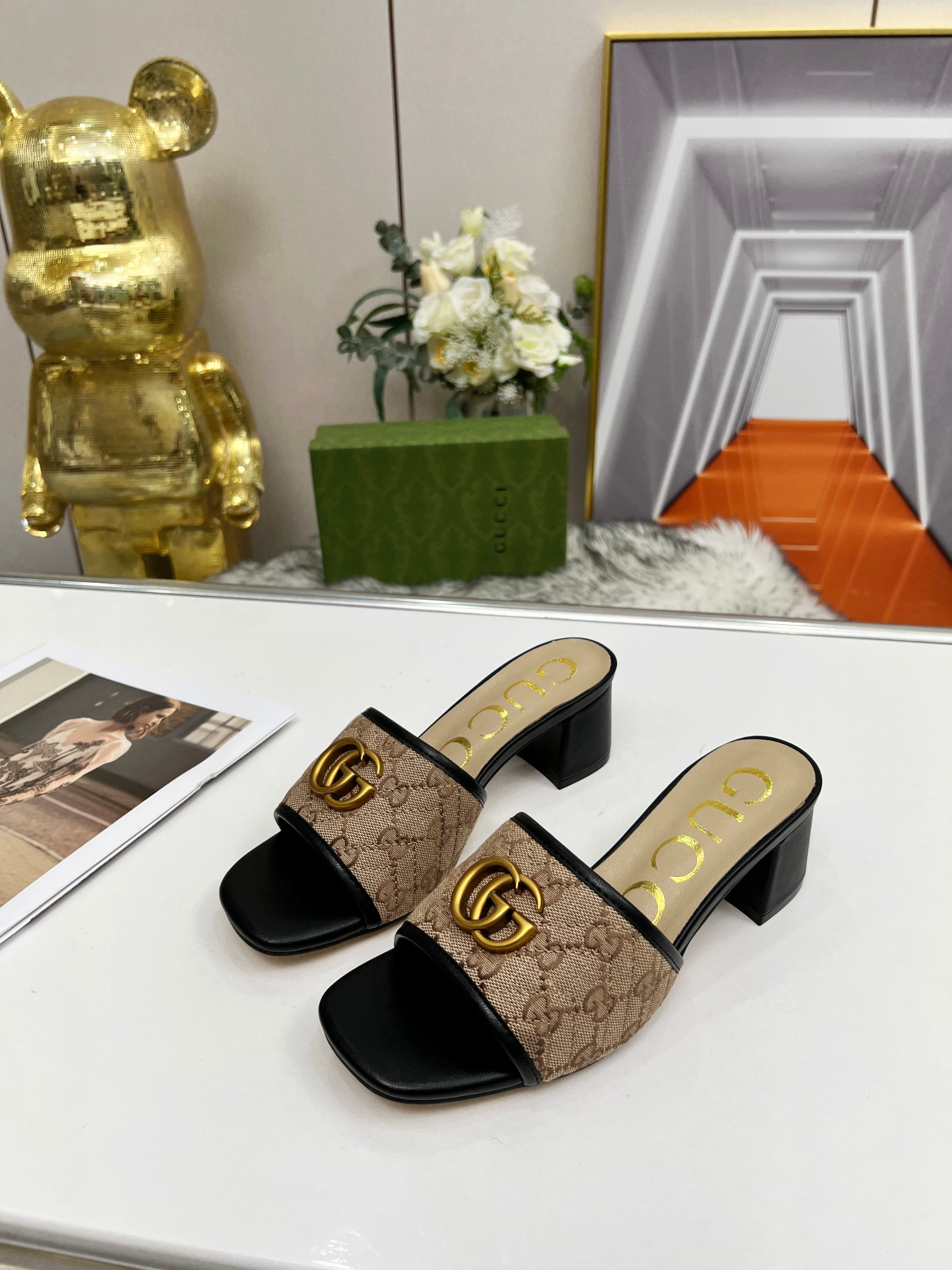 NO:238319,Rubber sole rice, genuine leather sole rice, Guqi's latest hit product is on the market. The original counter shoe mold is carefully crafted, the most popular luxury product of big brands, high quality to create classics, and a mid-heel slipper that is very comfortable to try. Material, classic fabric fabric   cowhide, inner layer of sheepskin. Size 35-44. Heel height 5CM, high heels, slippers, cowhide, sheepskin19860909橡胶底米 真皮底米 古奇最新爆款火爆上市.专柜原版鞋开模精心制作,大牌明星最爱的奢侈品,高品质铸就经典,试脚非常舒适的一款中跟拖鞋. 材质 面料经典布 牛皮 里料内里头层羊皮. 码数35-44码. 跟高5CM,高跟鞋拖鞋,high heels,slippers,cowhide,sheepskin,Women's Shoes