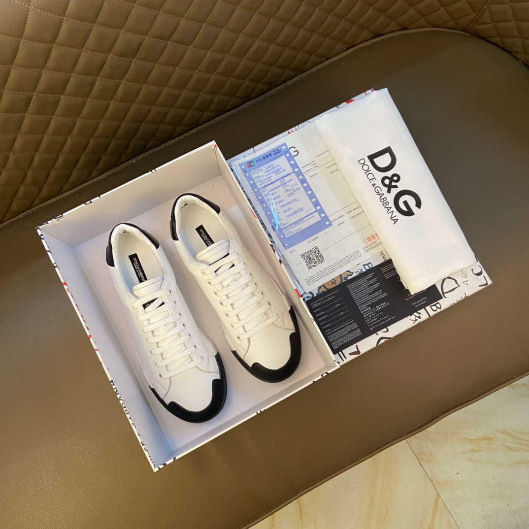 I0 DOLCE&GABBANA 杜嘉班纳 高版本～春夏运动款DG专柜跑步休闲鞋 男士2022专柜同步发售,意大利进口原版品牌精选头层柔软原版材料 拒绝脱色磨脚鞋底：原厂特供原版底,鞋面原单复刻纹路.法国套脚懒人风格设计 DG鞋面纹路 原单品质 超舒服原版底 .实物拍摄实物更赞 适合户外司机驾车完美 高品质板鞋,男鞋码数：38-44 45码 黑色 白色 选