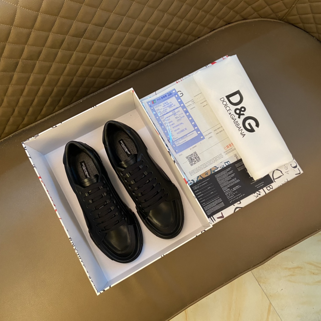 I0 DOLCE&GABBANA 杜嘉班纳 高版本～春夏运动款DG专柜跑步休闲鞋 男士2022专柜同步发售,意大利进口原版品牌精选头层柔软原版材料 拒绝脱色磨脚鞋底：原厂特供原版底,鞋面原单复刻纹路.法国套脚懒人风格设计 DG鞋面纹路 原单品质 超舒服原版底 .实物拍摄实物更赞 适合户外司机驾车完美 高品质板鞋,男鞋码数：38-44 45码 黑色 白色 选