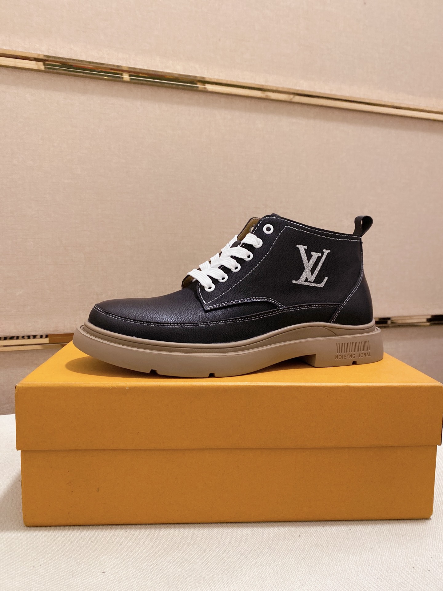 J0 Louis Vuitton LV 路易威登/LV休闲单鞋,专柜一比一 鞋面为进口牛皮 经典幻彩图案,内里采用羊皮,鞋底橡胶底耐磨防滑 高端大气 时尚休闲必备、38-44