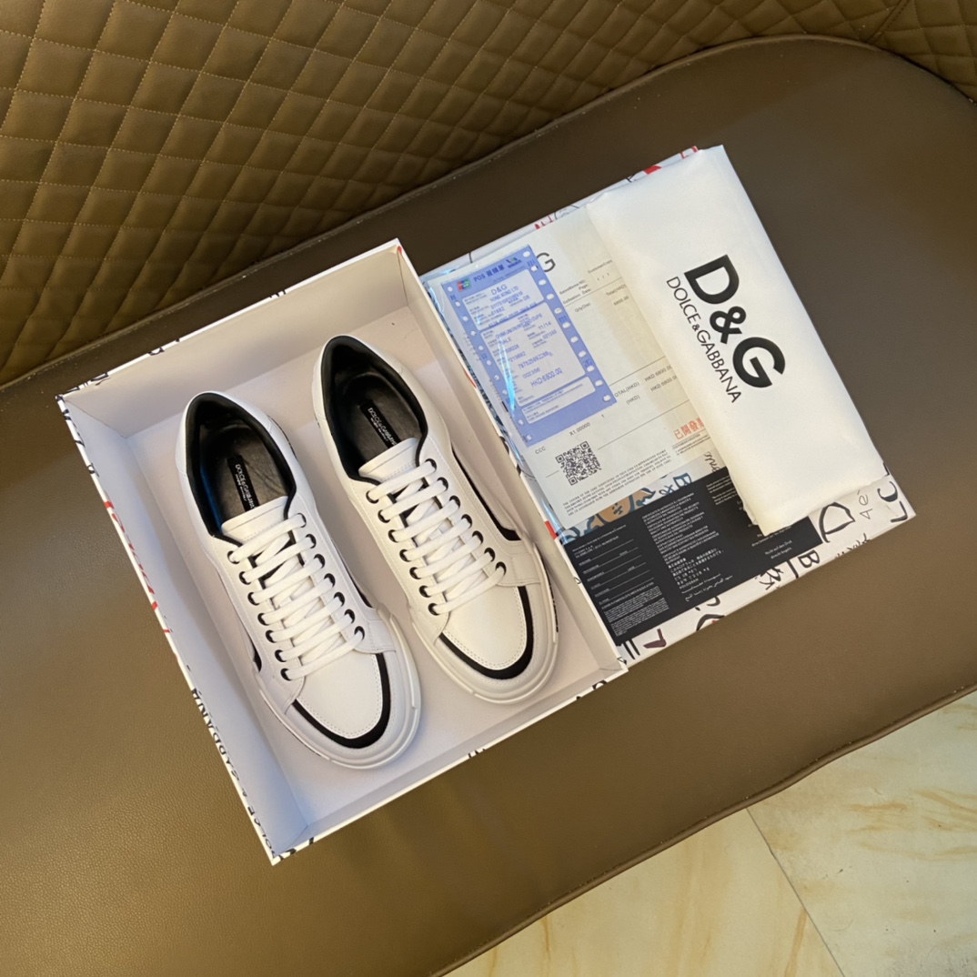 I0 DOLCE&GABBANA 杜嘉班纳 高版本～春夏运动款DG专柜跑步休闲鞋 男士2022专柜同步发售,意大利进口原版品牌精选头层柔软原版材料 拒绝脱色磨脚鞋底：原厂特供原版底,鞋面原单复刻纹路.法国套脚懒人风格设计 DG鞋面纹路 原单品质 超舒服原版底 .实物拍摄实物更赞 适合户外司机驾车完美 高品质板鞋,男鞋码数：38-44 45码 黑色 白色 选