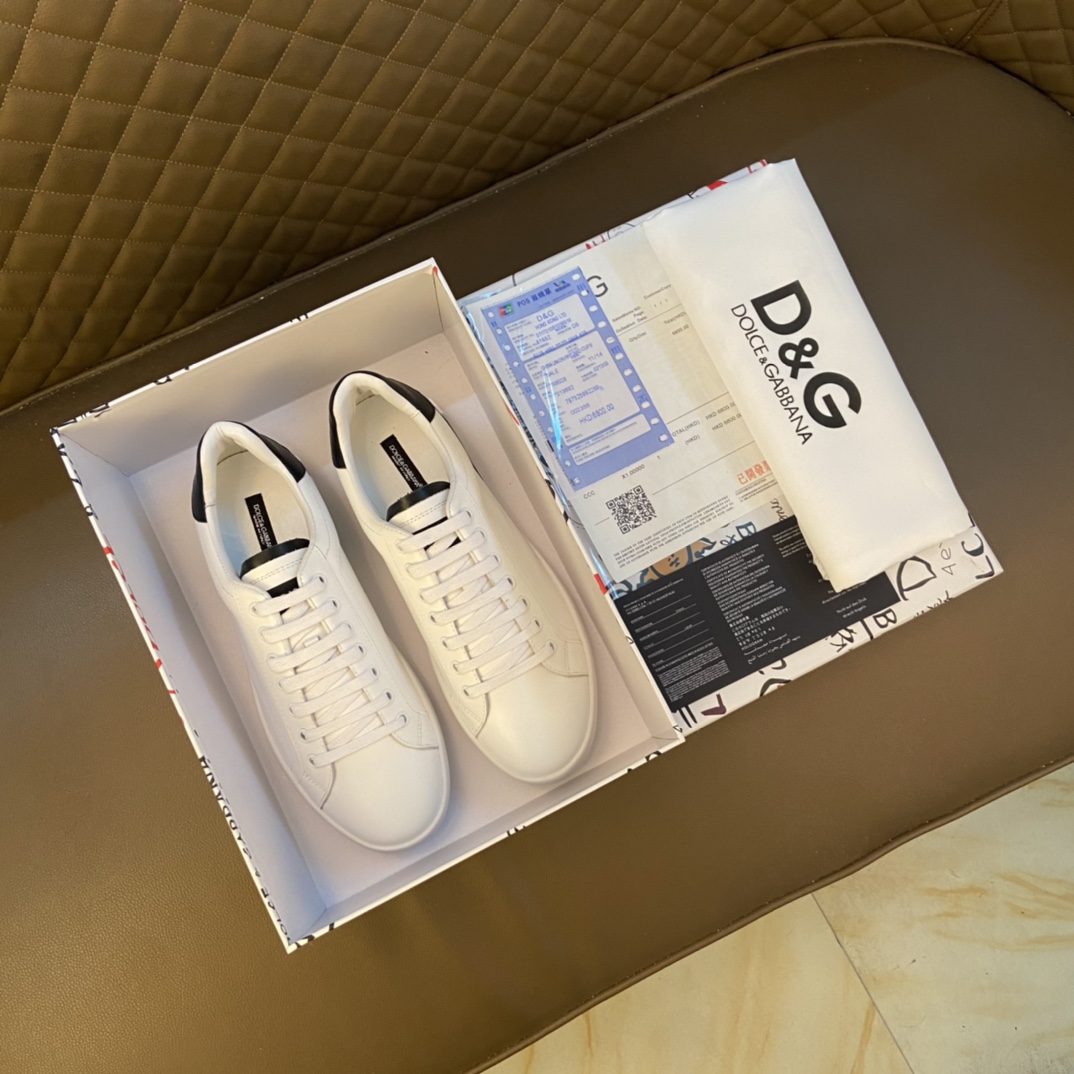 I0 DOLCE&GABBANA 杜嘉班纳 高版本～春夏运动款DG专柜跑步休闲鞋 男士2022专柜同步发售,意大利进口原版品牌精选头层柔软原版材料 拒绝脱色磨脚鞋底：原厂特供原版底,鞋面原单复刻纹路.法国套脚懒人风格设计 DG鞋面纹路 原单品质 超舒服原版底 .实物拍摄实物更赞 适合户外司机驾车完美 高品质板鞋,男鞋码数：38-44 45码 黑色 白色 选