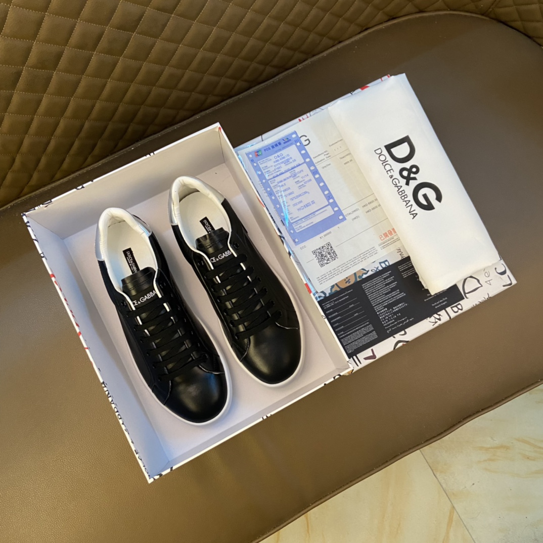 I0 DOLCE&GABBANA 杜嘉班纳 高版本～春夏运动款DG专柜跑步休闲鞋 男士2022专柜同步发售,意大利进口原版品牌精选头层柔软原版材料 拒绝脱色磨脚鞋底：原厂特供原版底,鞋面原单复刻纹路.法国套脚懒人风格设计 DG鞋面纹路 原单品质 超舒服原版底 .实物拍摄实物更赞 适合户外司机驾车完美 高品质板鞋,男鞋码数：38-44 45码 黑色 白色 选