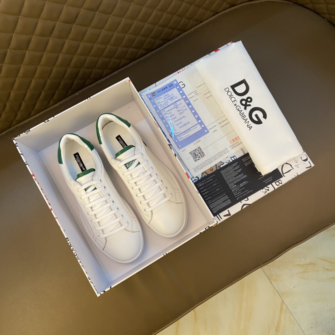 I0 DOLCE&GABBANA 杜嘉班纳 高版本～春夏运动款DG专柜跑步休闲鞋 男士2022专柜同步发售,意大利进口原版品牌精选头层柔软原版材料 拒绝脱色磨脚鞋底：原厂特供原版底,鞋面原单复刻纹路.法国套脚懒人风格设计 DG鞋面纹路 原单品质 超舒服原版底 .实物拍摄实物更赞 适合户外司机驾车完美 高品质板鞋,男鞋码数：38-44 45码 黑色 白色 选