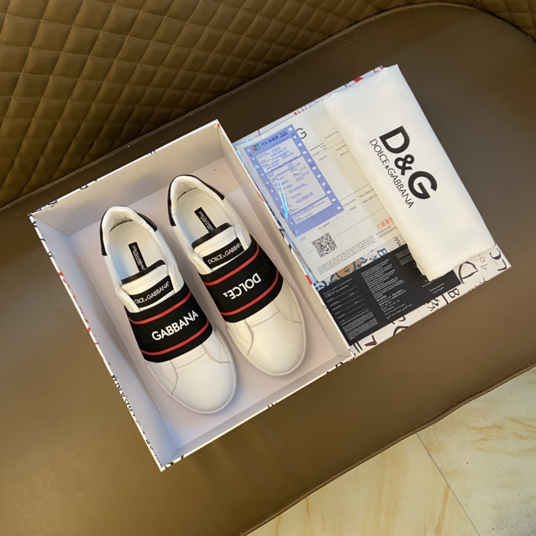 I0 DOLCE&GABBANA 杜嘉班纳 高版本～春夏运动款DG专柜跑步休闲鞋 男士2022专柜同步发售,意大利进口原版品牌精选头层柔软原版材料 拒绝脱色磨脚鞋底：原厂特供原版底,鞋面原单复刻纹路.法国套脚懒人风格设计 DG鞋面纹路 原单品质 超舒服原版底 .实物拍摄实物更赞 适合户外司机驾车完美 高品质板鞋,男鞋码数：38-44 45码 黑色 白色 选