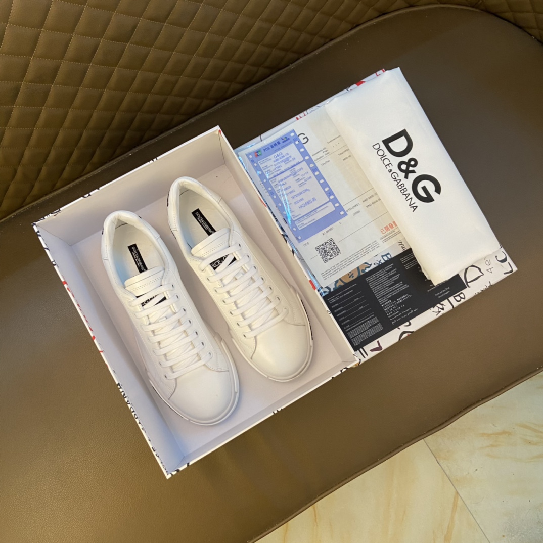 I0 DOLCE&GABBANA 杜嘉班纳 高版本～春夏运动款DG专柜跑步休闲鞋 男士2022专柜同步发售,意大利进口原版品牌精选头层柔软原版材料 拒绝脱色磨脚鞋底：原厂特供原版底,鞋面原单复刻纹路.法国套脚懒人风格设计 DG鞋面纹路 原单品质 超舒服原版底 .实物拍摄实物更赞 适合户外司机驾车完美 高品质板鞋,男鞋码数：38-44 45码 黑色 白色 选