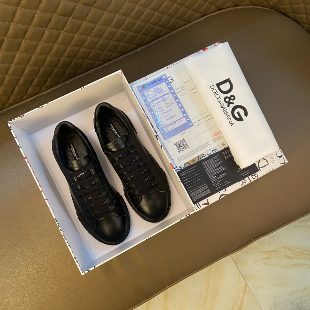 I0 DOLCE&GABBANA 杜嘉班纳 高版本～春夏运动款DG专柜跑步休闲鞋 男士2022专柜同步发售,意大利进口原版品牌精选头层柔软原版材料 拒绝脱色磨脚鞋底：原厂特供原版底,鞋面原单复刻纹路.法国套脚懒人风格设计 DG鞋面纹路 原单品质 超舒服原版底 .实物拍摄实物更赞 适合户外司机驾车完美 高品质板鞋,男鞋码数：38-44 45码 黑色 白色 选