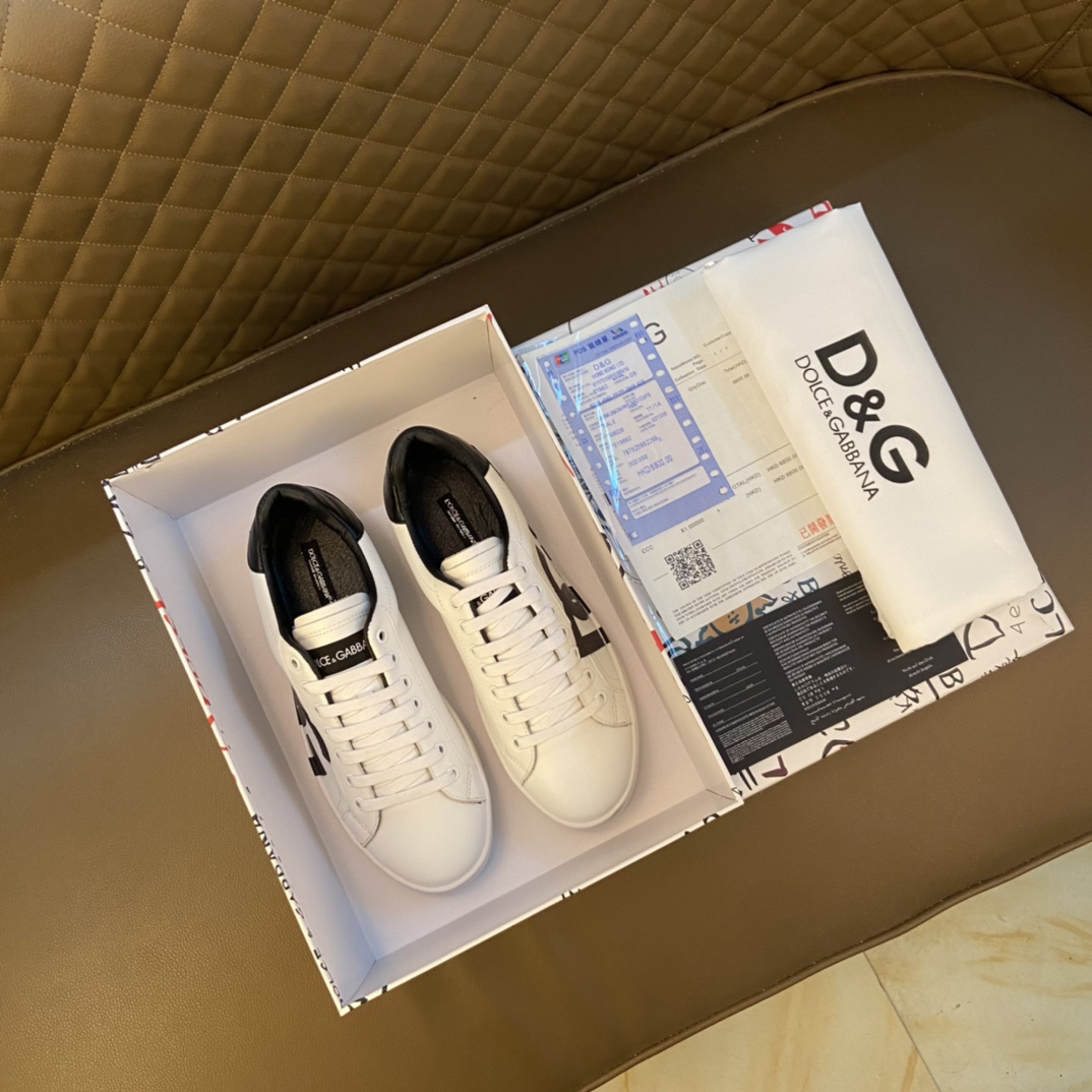 I5 DOLCE&GABBANA 杜嘉班纳 高版本～春夏运动款DG专柜跑步休闲鞋 男士2022专柜同步发售,意大利进口原版品牌精选头层柔软原版材料 拒绝脱色磨脚鞋底：原厂特供原版底,鞋面原单复刻纹路.法国套脚懒人风格设计 DG鞋面纹路 原单品质 超舒服原版底 .实物拍摄实物更赞 适合户外司机驾车完美 高品质板鞋,男鞋码数：38-44 45码 黑色 白色 选