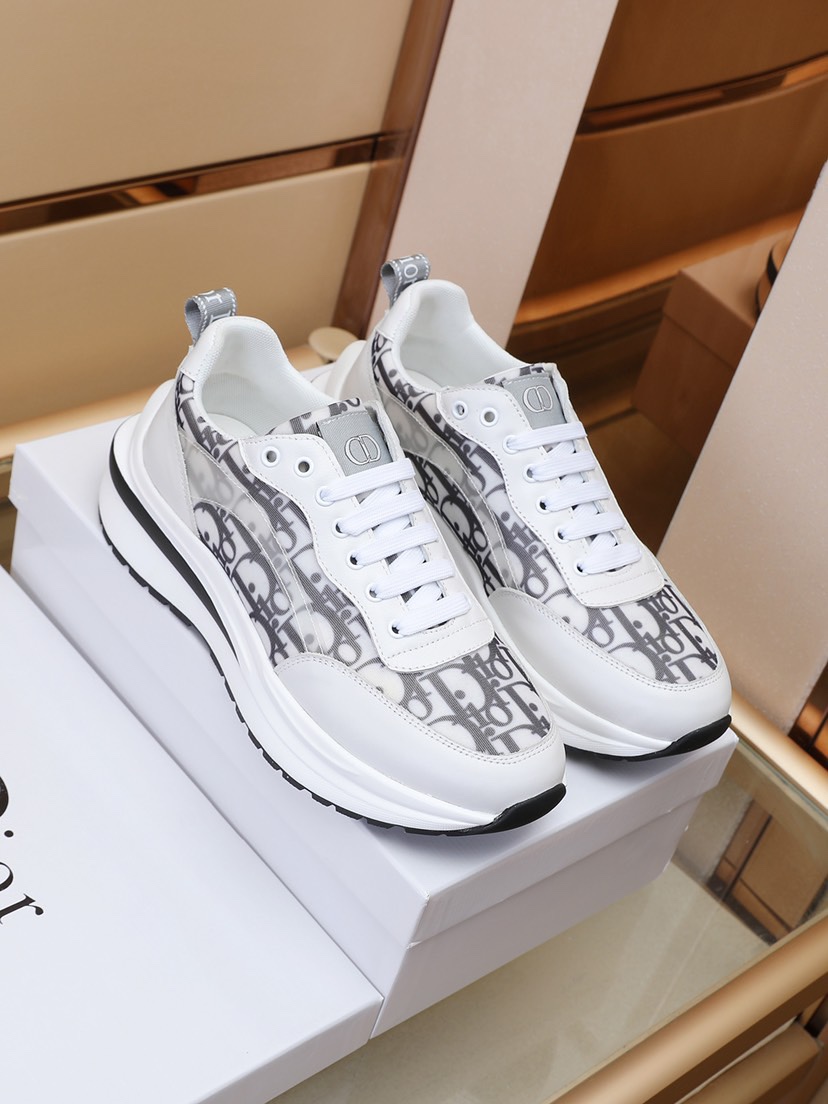 I5 Dior 迪奥  运动鞋是D家经典单品,鞋面采用原版牛皮绒面革以及由 Daniel Arsham 重新诠释的“Dior”徽标装饰.鞋面顶部采用白色系带,与富有纹理的白色橡胶外底相得益彰.体现 D家的标志性特征之一.款式精致,码数：38–44