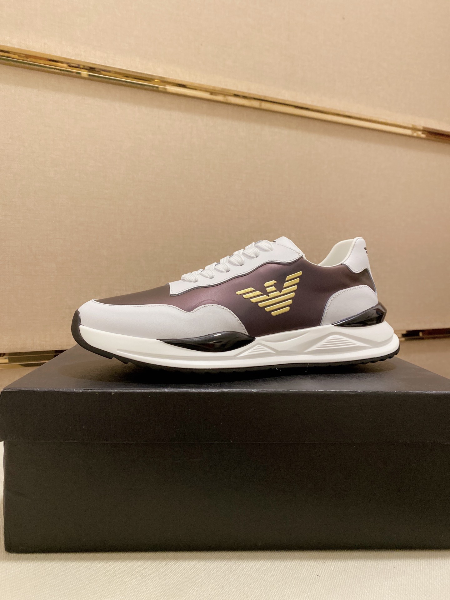 I5  Armani 阿玛尼  ARMARNI 官网最休闲时尚男鞋,爆款版型简洁大气,潮男专属.独有的官网最新品牌元素元素古奇原版装饰,时尚又大方,面料原版牛皮 透气内里,官网指定耐磨休闲大底,专柜经典款实物拍摄38-44