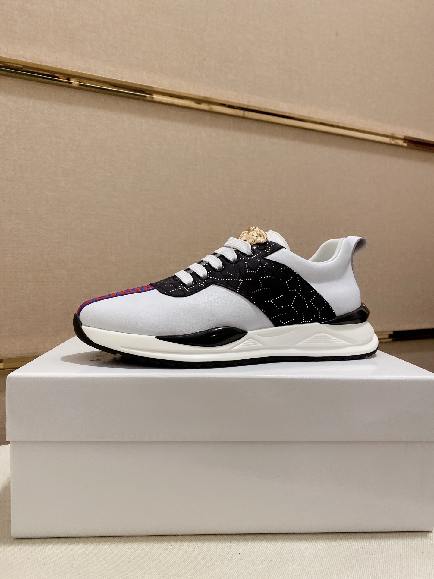 J0 Versace 范思哲  鞋面进口牛皮.内里进口水染羊皮内里 .原版大底开模,每一位男士的身份衬托,上脚大气稳重高端定制专柜原版复刻不管风吹雨打鞋楦不变,经得起时间的验证, 码数：38-44.