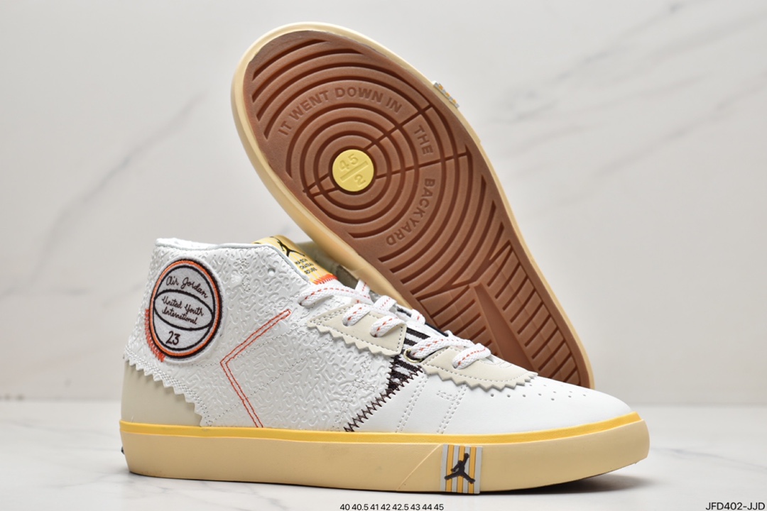 乔丹Air Jordan 1 Series Mid AJ联名复古休闲板鞋 DO5247-122 乔丹Air Jordan 1 Series Mid AJ联名复古休闲板鞋 DO5247-122