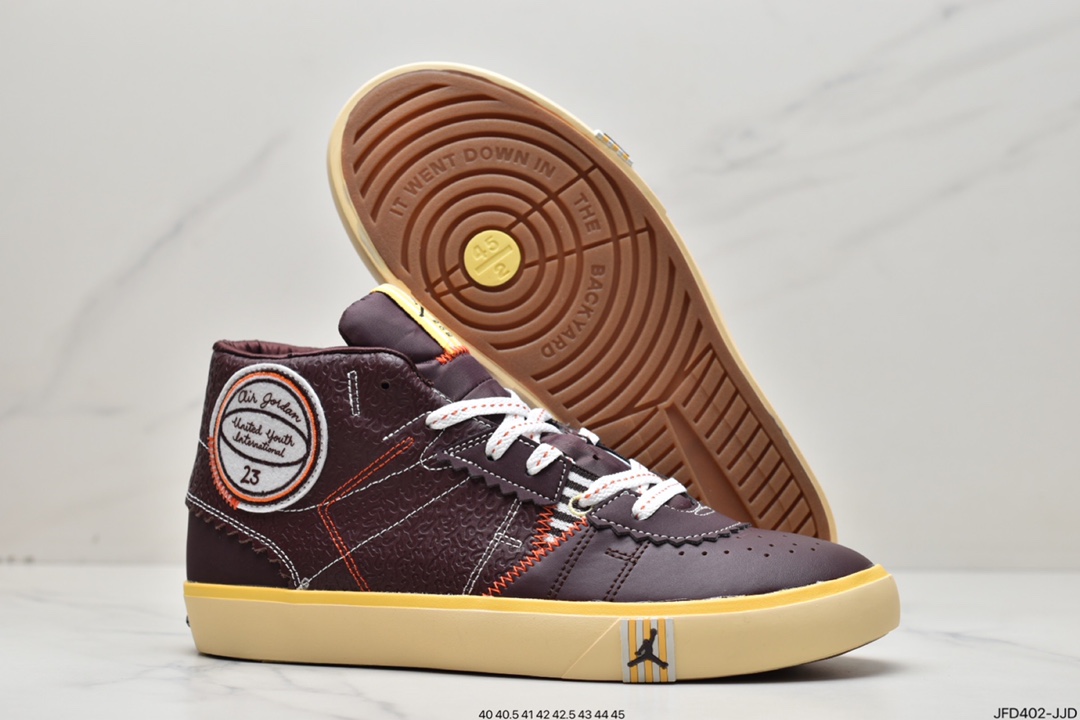 乔丹Air Jordan 1 Series Mid AJ联名复古休闲板鞋 DO5247-122 乔丹Air Jordan 1 Series Mid AJ联名复古休闲板鞋 DO5247-122