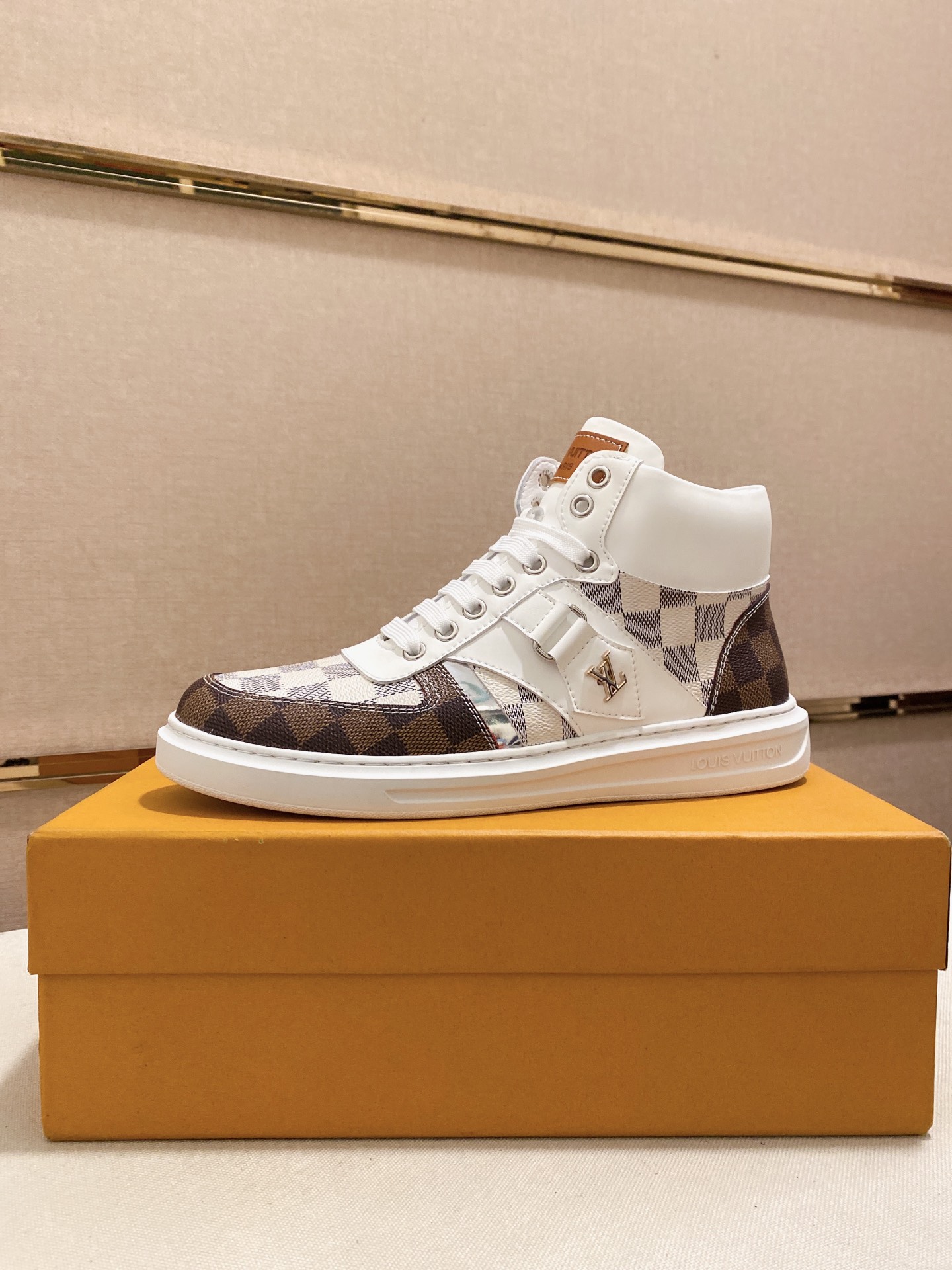 J0 Louis Vuitton LV  路易威登.最新潮鞋休闲鞋实体店爆款.新品春夏季舒适进口定制原版牛皮,独特提花面料元素设计.搭配羊皮内里,Lv原版底,高端包装高品质细节决定品质、可随意进出专柜,欢迎对比码数38-4445定做不退换