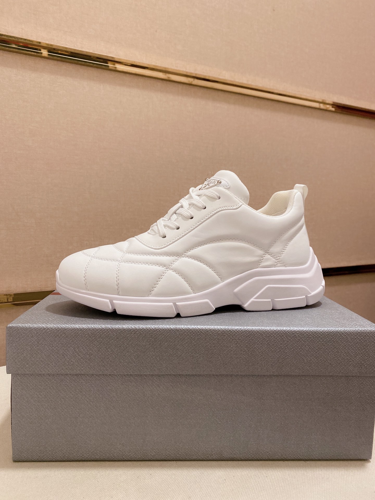 J0 高版本 高品质Prada 普拉达 专柜同步上市, 男鞋、面料精选高科技滴胶工艺制作而成.内里:全牛皮内里.高端气垫开模防滑橡胶大底,精美线条、简约大气,上脚舒服上挡次、休闲旅游.码数:38一44可定做45不退换