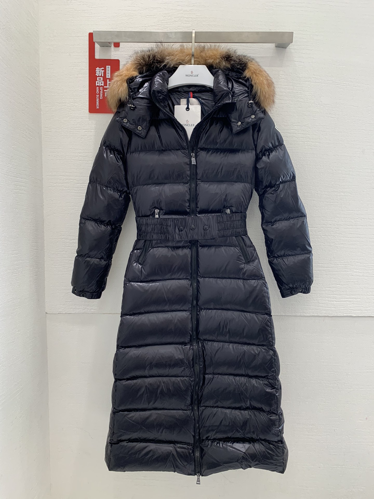 NO:695262,Equipped with a dust bag, this is the perfect version of a muffler down jacket!!!! It gives you enough warmth from head to toe. The most annoying thing is that it is slim fit. It also uses the classic glossy material of the muffler. All this will definitely create a new generation of muzzle jackets!!! Please remember its name. Hudson... Such hot styles will be made all over the world. What we can do is to provide you with authentic counter products... no matter from the filling degree of the down, the color of the fabric, the gloss of the fox fur, and the fineness of the hardware.  All support your unconditional comparison...Thanks to Mengkou's constantly upgraded anti-counterfeiting technology, authentic down jackets stand out in minutes...NFC anti-counterfeiting technology. If you have an Android phone with NFC function, hurry up and experience the latest anti-counterfeiting technology after receiving the goods...Silver fox fur collar Each silver fox fur collar is imported from Finland and is unique. Many people say that the feel is different. Dear, that is because every fox is different, just like the fur of each of us is different.  If all the softness is the same, then it is artificial processing... Goose down filling 95 European standard goose down filling. Real top goose down. The softness and warmth are unparalleled. The whole dress is filled with goose down. When you touch it with your hands, you can feel it without any impurities and softness. It is the most intuitive feeling... Comes with a standard dustproof bag. It is perfect for gift giving and personal wear. The latest moncler HUDSON silver fox extra long down jacket. If you like it, don’t miss it....  This is the perfect version of a Meng Mou down jacket!!! It gives you enough warmth from head to toe. The most annoying thing is that it is also slim fit. It also uses Meng Mou’s classic glossy material. All of this will definitely create a new generation of Meng Mou’s hot style!!! Please remember its name. Hudson... Such hot style will be made all over the world. What we can do is to give you authentic products from the counter... no matter from the filling degree of the down, the color of the fabric, the gloss of the fox fur, the fineness of the hardware.  All support your unconditional comparison...Thanks to Mengkou's constantly upgraded anti-counterfeiting technology, authentic down jackets stand out in minutes...NFC anti-counterfeiting technology. If you have an Android phone with NFC function, hurry up and experience the latest anti-counterfeiting technology after receiving the goods...Silver fox fur collar Each silver fox fur collar is imported from Finland and is unique. Many people say that the feel is different. Dear, that is because every fox is different, just like the fur of each of us is different.  If all the softness is the same, it is artificial processing... Goose down filling is 95 European standard goose down filling. It is truly top-notch goose down. The softness and warmth are unparalleled. The whole dress is filled with goose down. When you touch it with your hands when you receive it, you will feel it. There is no impurity and softness. It is the most intuitive feeling... Comes with a standard dustproof bag. It is perfect for gifts and personal wear. The latest moncler HUDSON silver fox extra long down jacket. If you like it, don’t miss it...,,Moncler, down jacket,19860909配防尘袋这是一款蒙口羽绒服的完美版本!!!!从头到脚给予你足够的温暖最气人的是它还修身 它还采用了蒙口经典的亮面材质 这一切必将铸就蒙口新一代爆款!!!请记住它的名字 Hudson ....这样的爆款 全世界都会做 我们能做的是给予你专柜正品...无论从羽绒的填充度 面料的色泽度 狐狸毛的亮泽度 五金的精细度 都支持你无条件对比...感谢蒙口不断升级的防伪技术让正品的羽绒服分分钟脱颖而出...NFC防伪技术 各位拥有安卓手机 并带有NFC功能收到货赶紧体验下 最新的防伪技术...银狐毛领每一个银狐毛领都是芬兰进口的 都是unique独一无二的存在 很多人说手感不一样 亲那是因为每一只狐狸不一样 好比我们每一个人的皮毛也不一样是一个道理 如果全部是一个柔软度那就是人工处理啦....鹅绒填充95欧标鹅绒填充 真正顶级的鹅绒 柔软度保暖度都是无可比拟 整件衣服都是鹅绒填充 收到货用手摸一下感受下 没有任何杂质松软 是最直观的感受...标配蒙口防尘袋 送礼自穿都是完美最新款moncler HUDSON银狐超长款羽绒服 喜欢的不要错过.... 这是一款蒙口羽绒服的完美版本!!!!从头到脚给予你足够的温暖最气人的是它还修身 它还采用了蒙口经典的亮面材质 这一切必将铸就蒙口新一代爆款!!!请记住它的名字 Hudson ....这样的爆款 全世界都会做 我们能做的是给予你专柜正品...无论从羽绒的填充度 面料的色泽度 狐狸毛的亮泽度 五金的精细度 都支持你无条件对比...感谢蒙口不断升级的防伪技术让正品的羽绒服分分钟脱颖而出...NFC防伪技术 各位拥有安卓手机 并带有NFC功能收到货赶紧体验下 最新的防伪技术...银狐毛领每一个银狐毛领都是芬兰进口的 都是unique独一无二的存在 很多人说手感不一样 亲那是因为每一只狐狸不一样 好比我们每一个人的皮毛也不一样是一个道理 如果全部是一个柔软度那就是人工处理啦....鹅绒填充95欧标鹅绒填充 真正顶级的鹅绒 柔软度保暖度都是无可比拟 整件衣服都是鹅绒填充 收到货用手摸一下感受下 没有任何杂质松软 是最直观的感受...标配蒙口防尘袋 送礼自穿都是完美最新款moncler HUDSON银狐超长款羽绒服 喜欢的不要错过....,,Moncler,down jacket,,Women's clothing