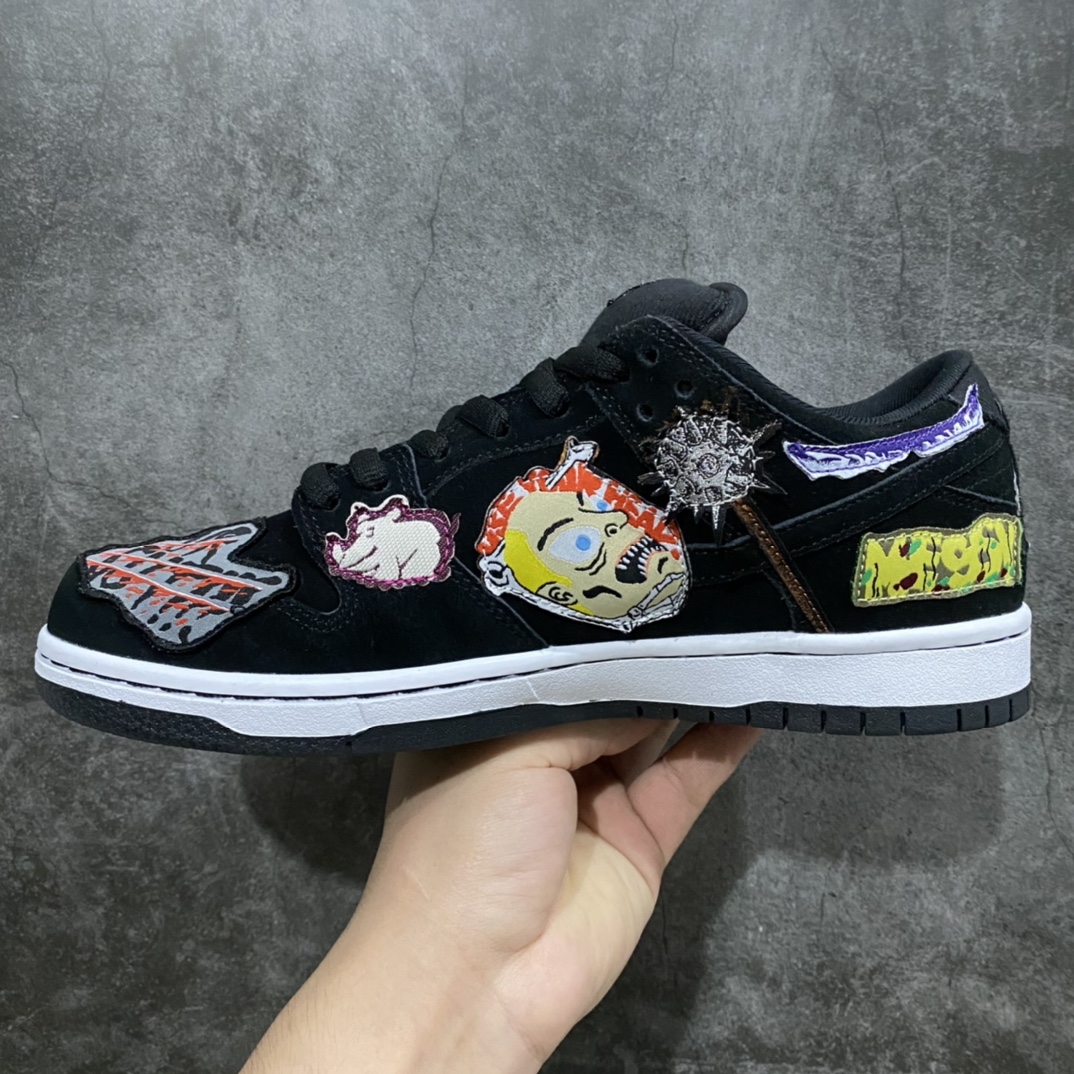 图片[2]-Top版本Neckface x NK SB Dunk Low 万圣节 联名款低帮运动休闲板鞋 DQ4488-001 该款黑色底座上覆盖着头骨、恶魔、 蝙蝠、墓碑、蛇和其他令人毛骨悚然的图案 其他细节包括闪电图案和左中底后部的\”SHOCKERS”字样 尺码：36 36.5 37.5 38 38.5 39 40 40.5 41 42 42.5 43 44 44.5 45 46 47.5-选品中心
