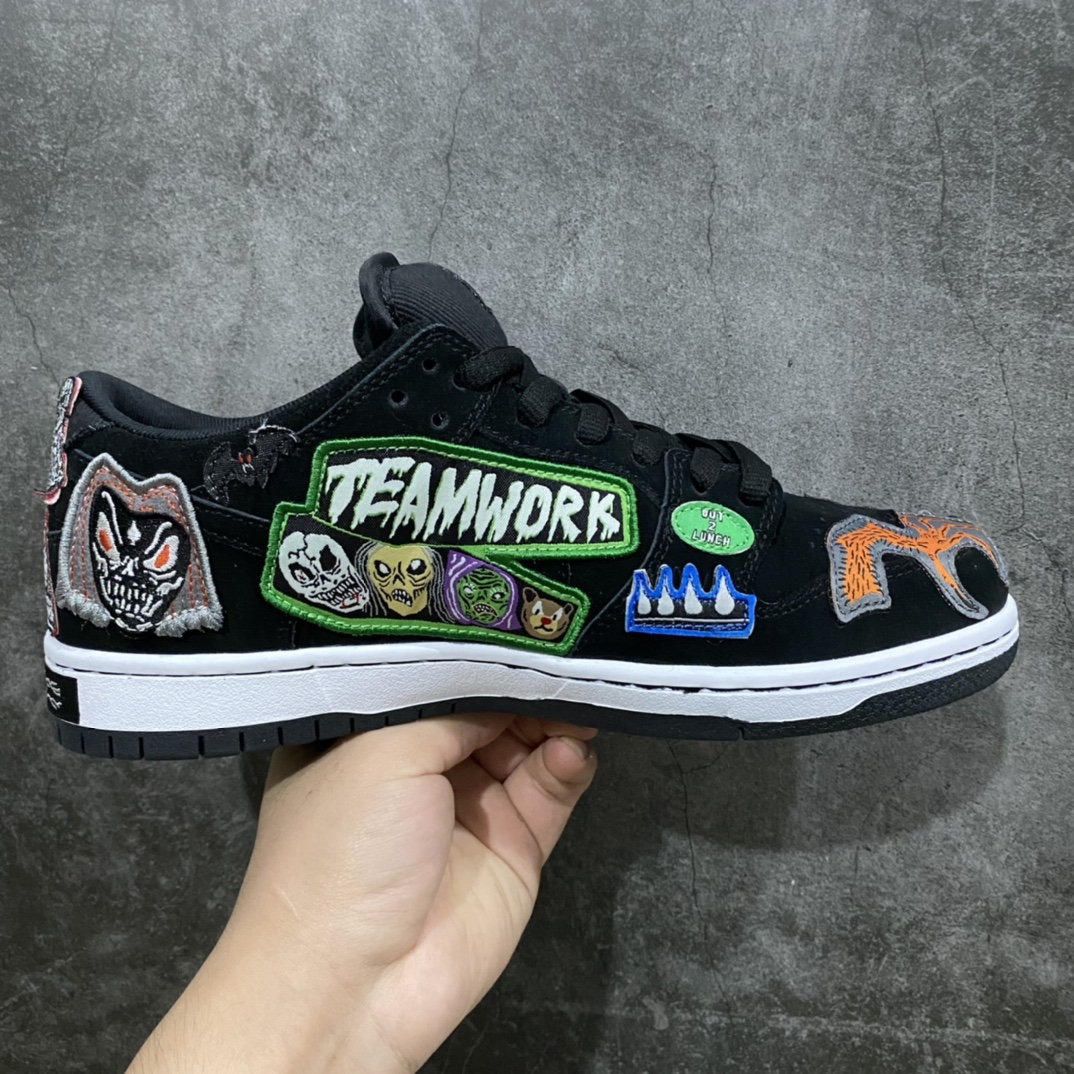 图片[4]-Top版本Neckface x NK SB Dunk Low 万圣节 联名款低帮运动休闲板鞋 DQ4488-001 该款黑色底座上覆盖着头骨、恶魔、 蝙蝠、墓碑、蛇和其他令人毛骨悚然的图案 其他细节包括闪电图案和左中底后部的\”SHOCKERS”字样 尺码：36 36.5 37.5 38 38.5 39 40 40.5 41 42 42.5 43 44 44.5 45 46 47.5-选品中心
