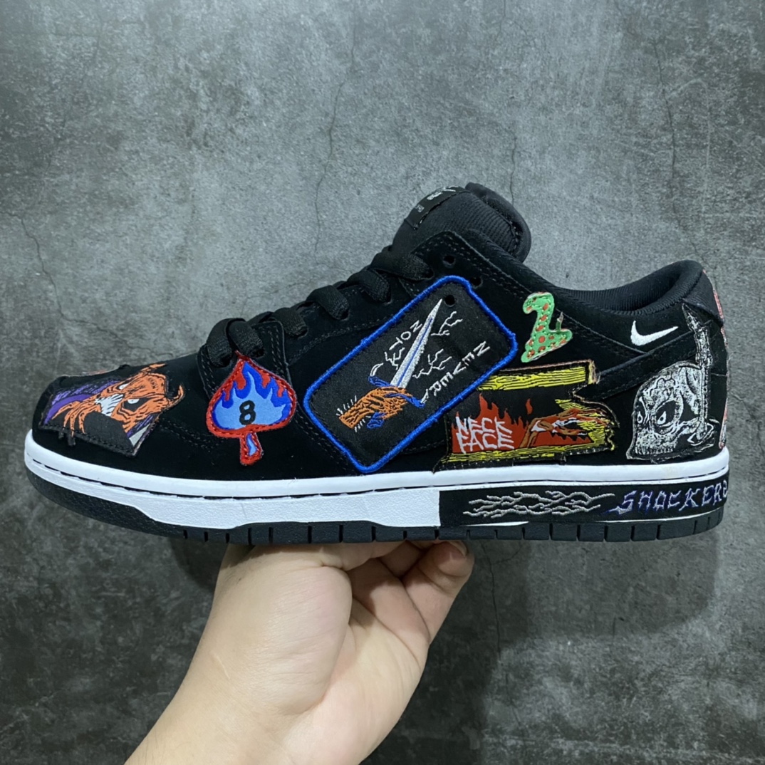 图片[3]-Top版本Neckface x NK SB Dunk Low 万圣节 联名款低帮运动休闲板鞋 DQ4488-001 该款黑色底座上覆盖着头骨、恶魔、 蝙蝠、墓碑、蛇和其他令人毛骨悚然的图案 其他细节包括闪电图案和左中底后部的\”SHOCKERS”字样 尺码：36 36.5 37.5 38 38.5 39 40 40.5 41 42 42.5 43 44 44.5 45 46 47.5-选品中心