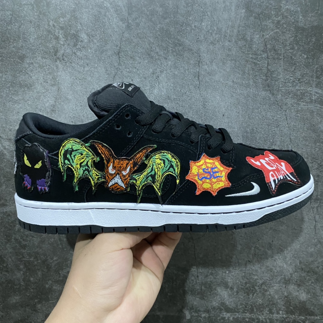 Top版本Neckface x NK SB Dunk Low 万圣节 联名款低帮运动休闲板鞋 DQ4488-001 该款黑色底座上覆盖着头骨、恶魔、 蝙蝠、墓碑、蛇和其他令人毛骨悚然的图案 其他细节包括闪电图案和左中底后部的\
