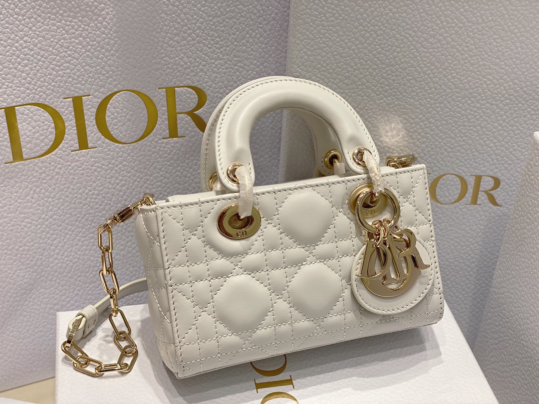 迪奥Dior顶级进口原厂羊皮横款戴妃包超迷你ladyd-joy白色这款LadyD-Joy手袋诠释了Dio
