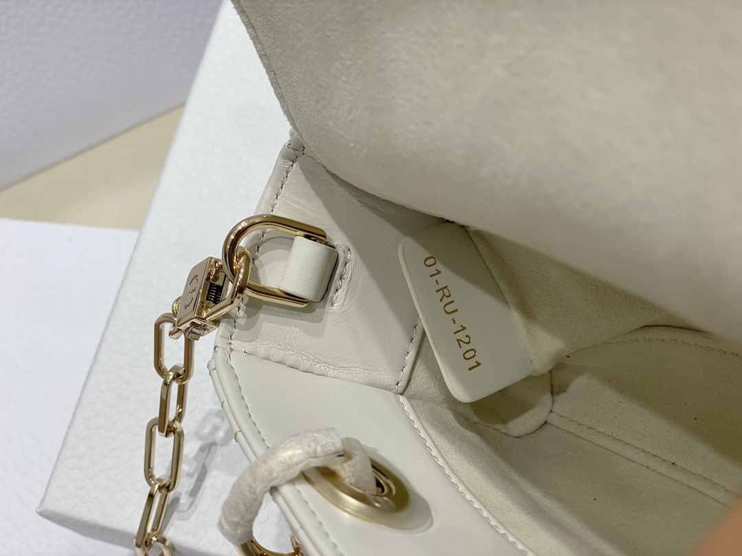 迪奥Dior顶级进口原厂羊皮横款戴妃包超迷你ladyd-joy白色这款LadyD-Joy手袋诠释了Dio
