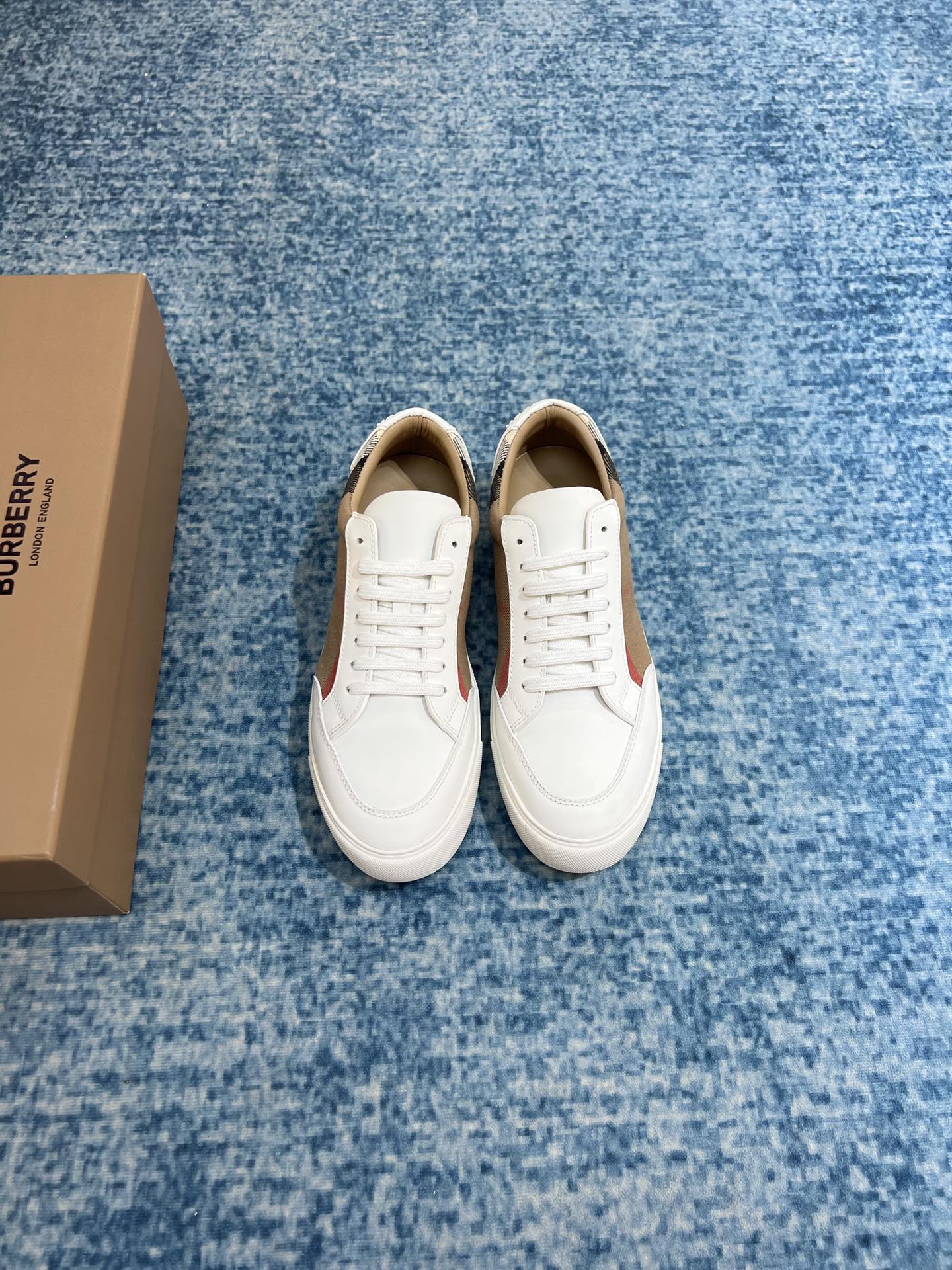 Las zapatillas bajas clásicas para hombre de B están hechas de piel de vaca importada de primera calidad y decoradas co…