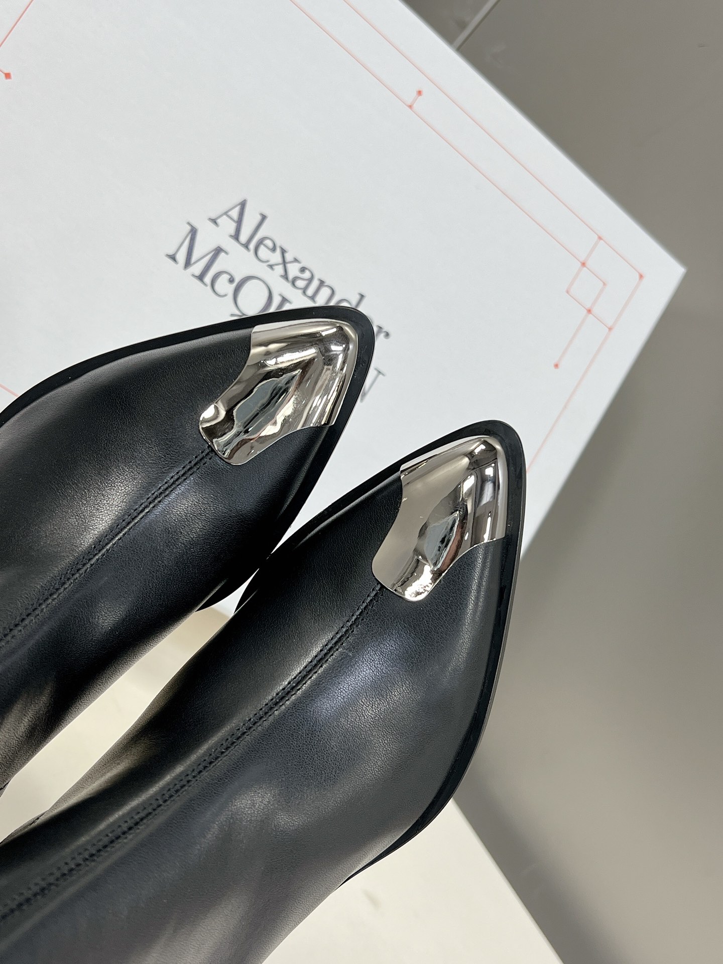 市场上唯一一家真皮大底AlexanderMcQueen秋冬切尔西金属头矮靴纯铜材质银色金属头切尔西.自带